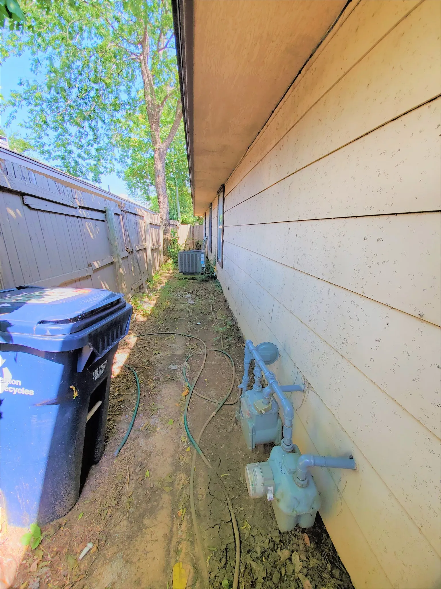 Duplex For Rent in Denton County , 1002 Mulkey Lane, Denton, Texas 76209, 3 Bedroom, 1 Bathroom, Garage spaces, 1,108 Sqft, built in 1993, Preowned, mls#21190701, Real Estate Agent in Denton, Homes For Rent in Denton county, Homes For Rent in Denton, Realtor in Denton Texas, Real Estate Brokerage Independent Realty Texas, Luminita Cordes Realtor