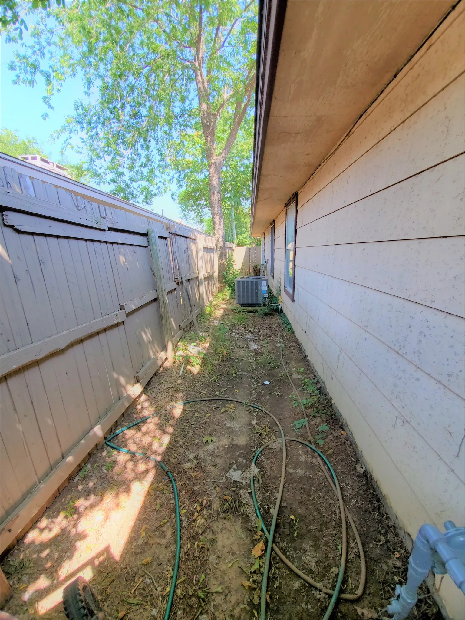 Duplex For Rent in Denton County , 1002 Mulkey Lane, Denton, Texas 76209, 3 Bedroom, 1 Bathroom, Garage spaces, 1,108 Sqft, built in 1993, Preowned, mls#21190701, Real Estate Agent in Denton, Homes For Rent in Denton county, Homes For Rent in Denton, Realtor in Denton Texas, Real Estate Brokerage Independent Realty Texas, Luminita Cordes Realtor