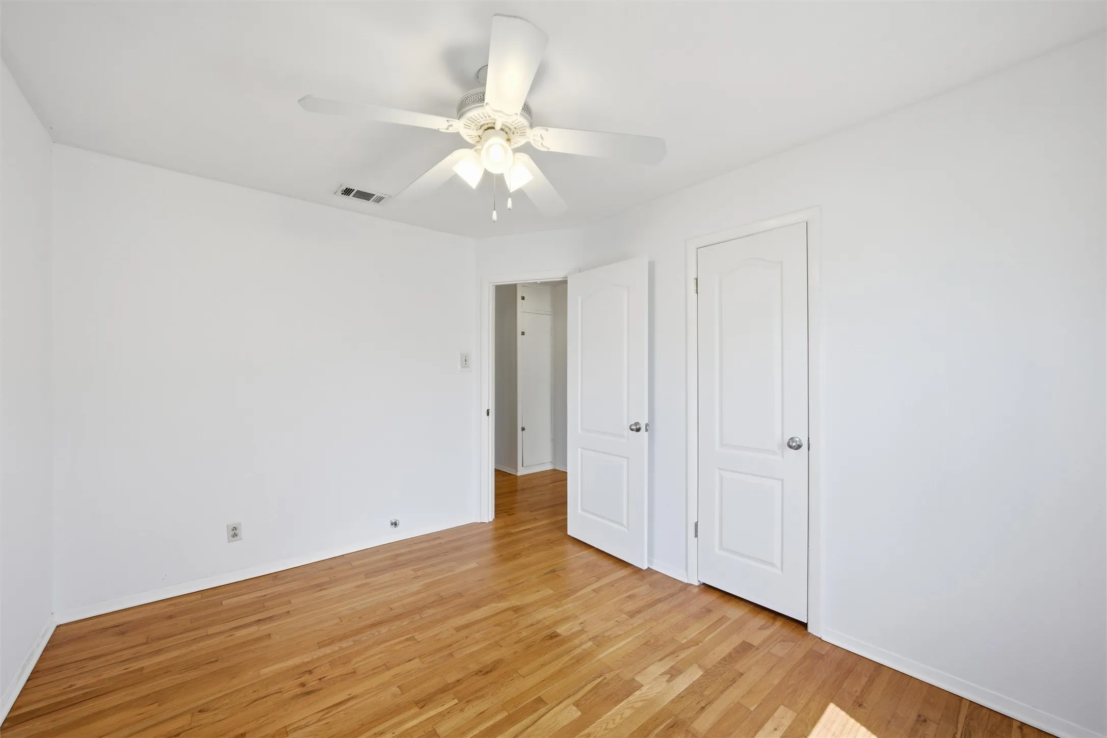 Single Family Residence For Sale in Mc Lennan County , 905 Carver Street, Waco, Texas 76704, 3 Bedroom, 1 Bathroom, Garage spaces, 976 Sqft, built in 1968, mls#21179977, Real Estate Agent in Waco, Homes For Sale in Mc Lennan county, Homes For Sale in Waco, Realtor in Waco Texas, Real Estate Brokerage Independent Realty Texas, Luminita Cordes Realtor