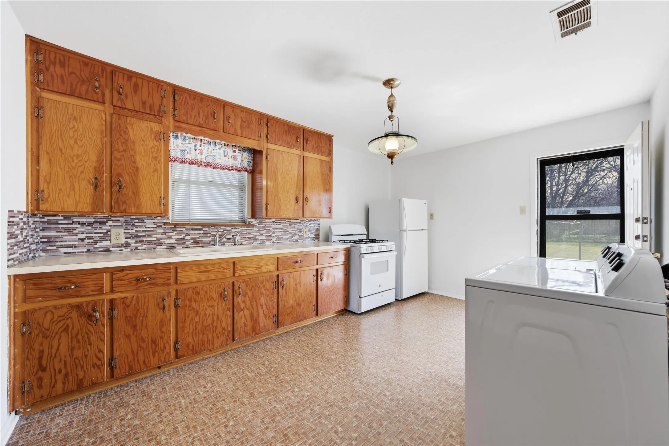 Single Family Residence For Sale in Mc Lennan County , 905 Carver Street, Waco, Texas 76704, 3 Bedroom, 1 Bathroom, Garage spaces, 976 Sqft, built in 1968, mls#21179977, Real Estate Agent in Waco, Homes For Sale in Mc Lennan county, Homes For Sale in Waco, Realtor in Waco Texas, Real Estate Brokerage Independent Realty Texas, Luminita Cordes Realtor