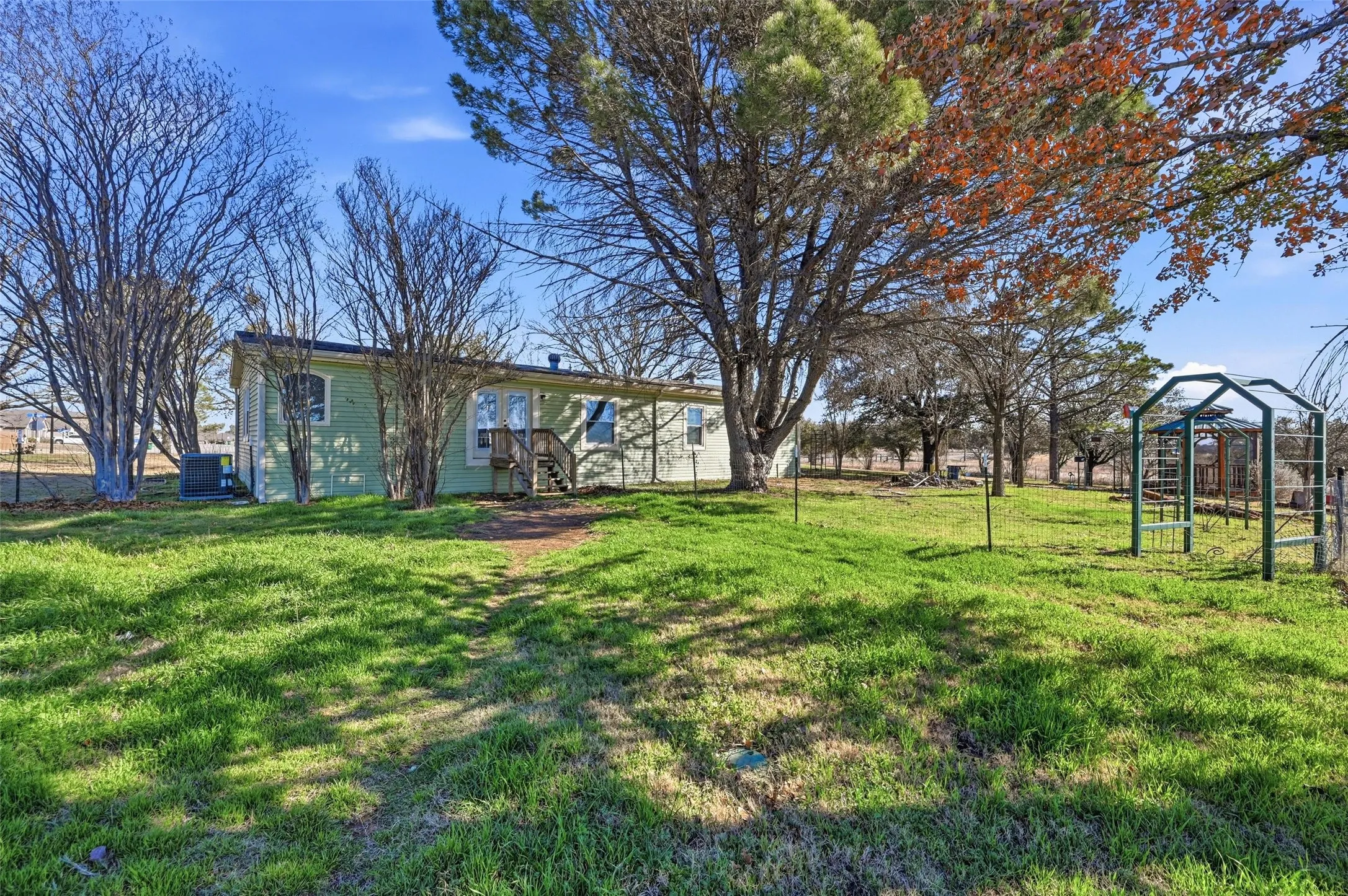 Single Family Residence For Sale in Johnson County , 1050 Stadium Drive, Joshua, Texas 76058, 3 Bedroom, 2 Bathroom, Garage spaces, 2,010 Sqft, built in 1988, Preowned, mls#21190246, Real Estate Agent in Joshua, Homes For Sale in Johnson county, Homes For Sale in Joshua, Realtor in Joshua Texas, Real Estate Brokerage Independent Realty Texas, Luminita Cordes Realtor