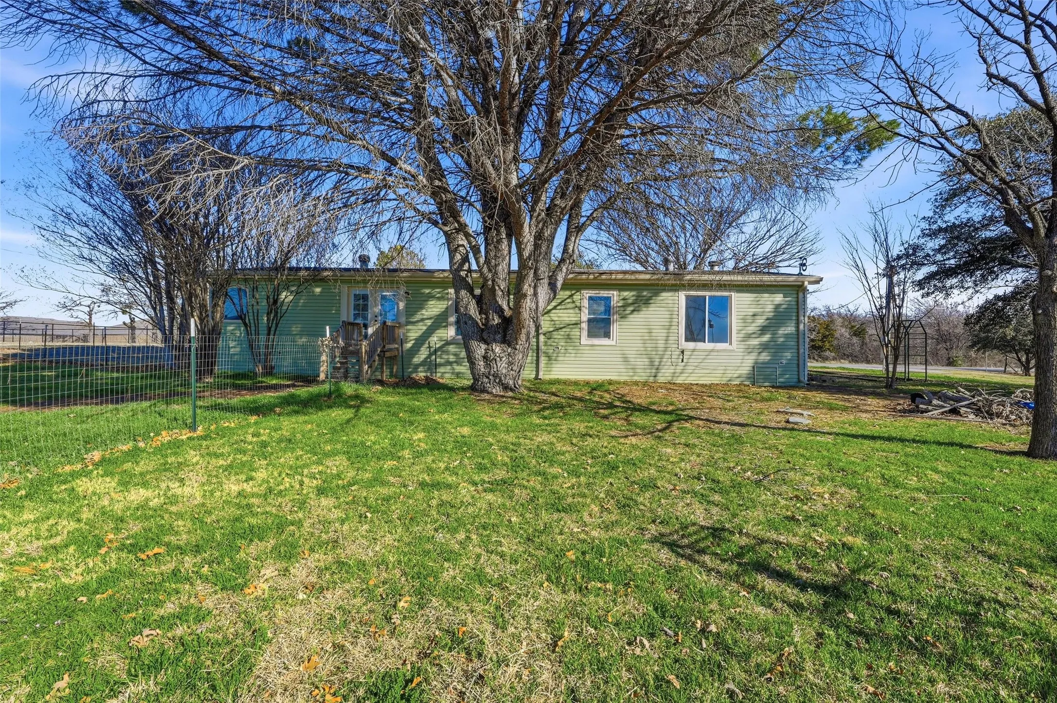 Single Family Residence For Sale in Johnson County , 1050 Stadium Drive, Joshua, Texas 76058, 3 Bedroom, 2 Bathroom, Garage spaces, 2,010 Sqft, built in 1988, Preowned, mls#21190246, Real Estate Agent in Joshua, Homes For Sale in Johnson county, Homes For Sale in Joshua, Realtor in Joshua Texas, Real Estate Brokerage Independent Realty Texas, Luminita Cordes Realtor
