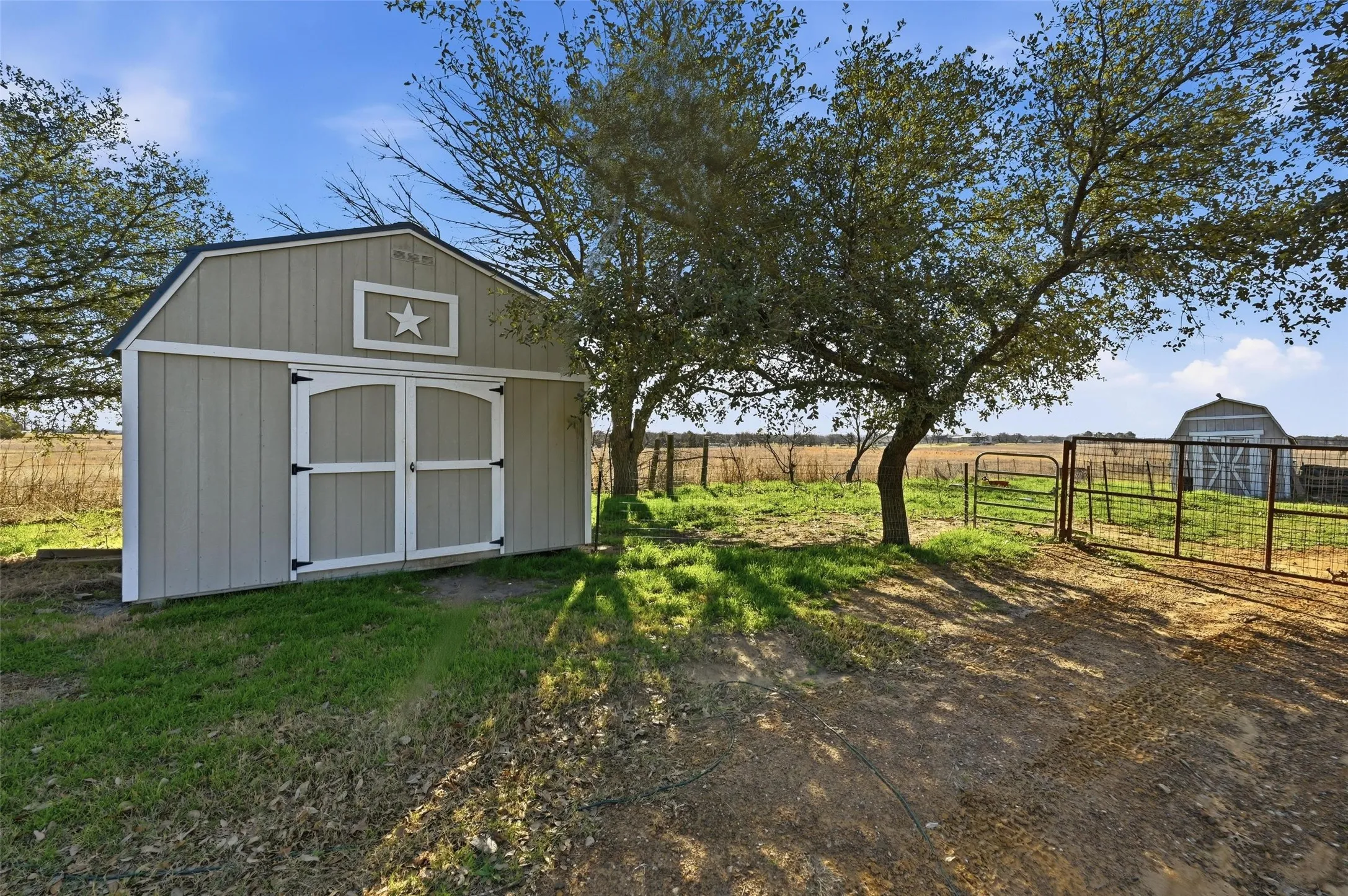 Single Family Residence For Sale in Johnson County , 1050 Stadium Drive, Joshua, Texas 76058, 3 Bedroom, 2 Bathroom, Garage spaces, 2,010 Sqft, built in 1988, Preowned, mls#21190246, Real Estate Agent in Joshua, Homes For Sale in Johnson county, Homes For Sale in Joshua, Realtor in Joshua Texas, Real Estate Brokerage Independent Realty Texas, Luminita Cordes Realtor
