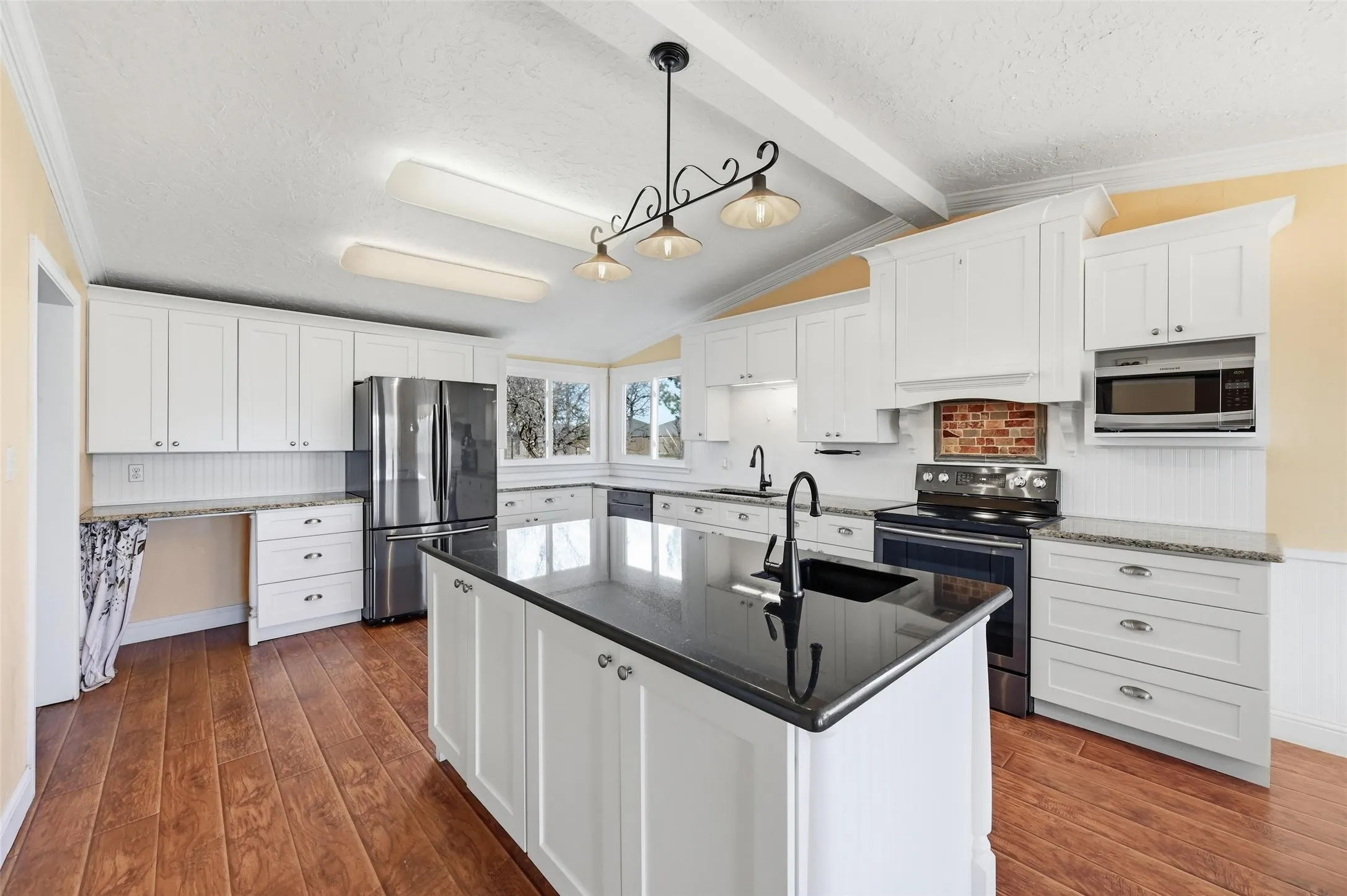 Single Family Residence For Sale in Johnson County , 1050 Stadium Drive, Joshua, Texas 76058, 3 Bedroom, 2 Bathroom, Garage spaces, 2,010 Sqft, built in 1988, Preowned, mls#21190246, Real Estate Agent in Joshua, Homes For Sale in Johnson county, Homes For Sale in Joshua, Realtor in Joshua Texas, Real Estate Brokerage Independent Realty Texas, Luminita Cordes Realtor