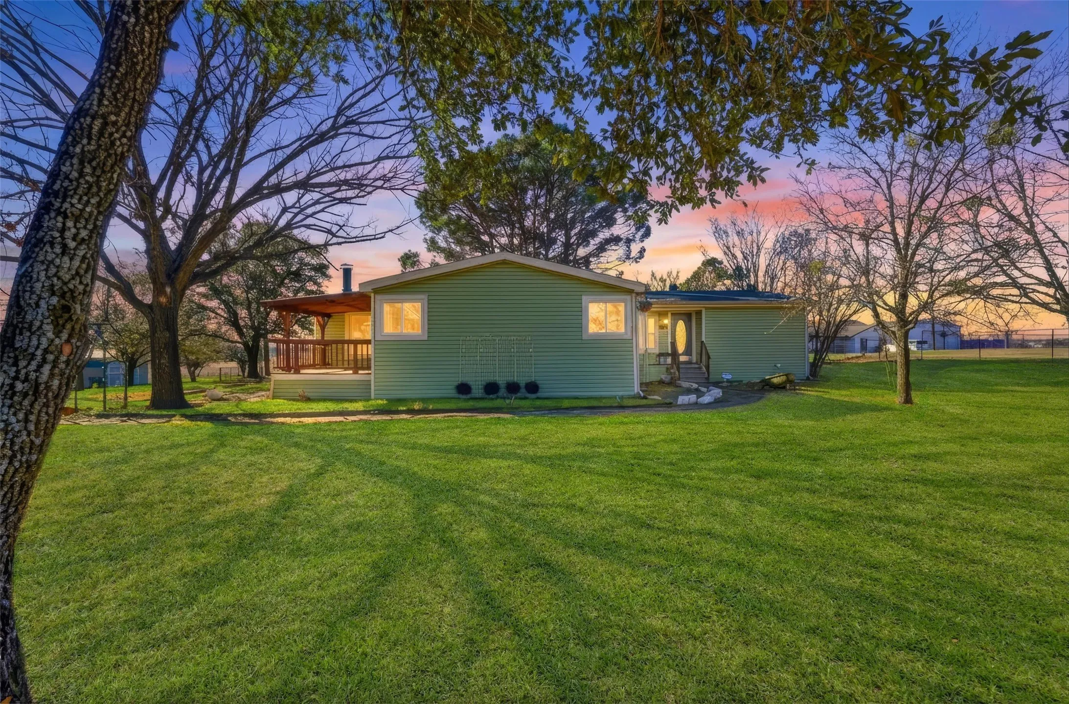 Single Family Residence For Sale in Johnson County , 1050 Stadium Drive, Joshua, Texas 76058, 3 Bedroom, 2 Bathroom, Garage spaces, 2,010 Sqft, built in 1988, Preowned, mls#21190246, Real Estate Agent in Joshua, Homes For Sale in Johnson county, Homes For Sale in Joshua, Realtor in Joshua Texas, Real Estate Brokerage Independent Realty Texas, Luminita Cordes Realtor