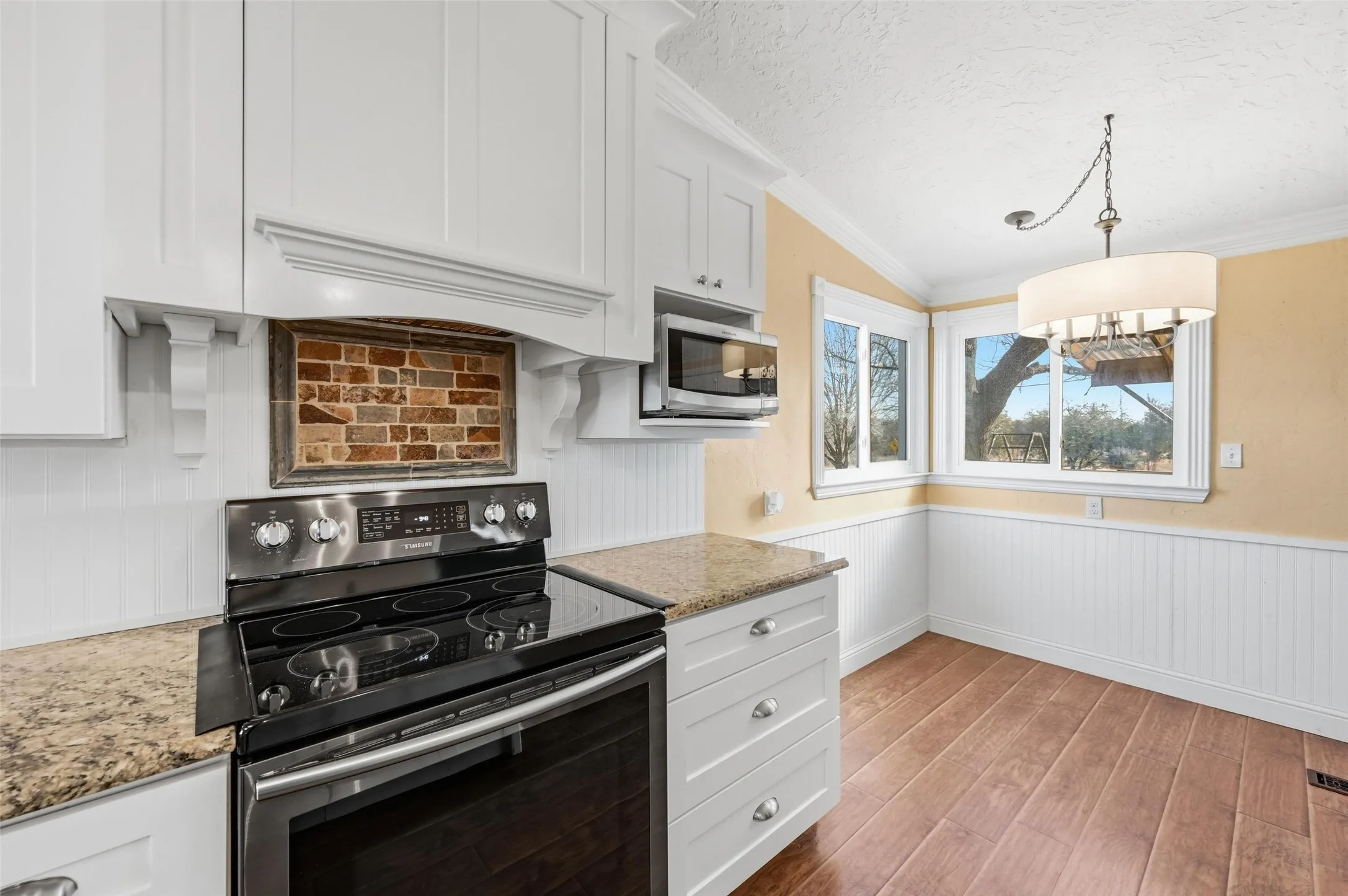 Single Family Residence For Sale in Johnson County , 1050 Stadium Drive, Joshua, Texas 76058, 3 Bedroom, 2 Bathroom, Garage spaces, 2,010 Sqft, built in 1988, Preowned, mls#21190246, Real Estate Agent in Joshua, Homes For Sale in Johnson county, Homes For Sale in Joshua, Realtor in Joshua Texas, Real Estate Brokerage Independent Realty Texas, Luminita Cordes Realtor