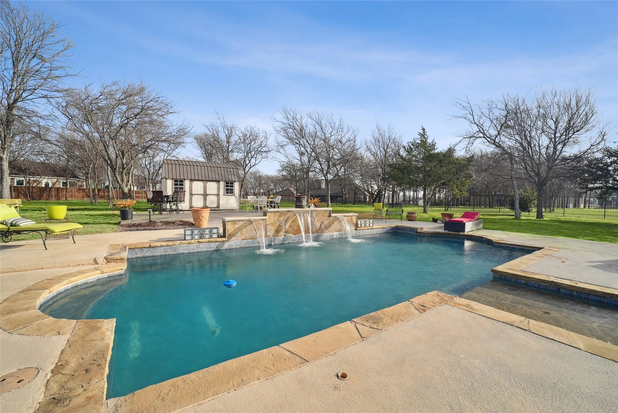 Shallow-entry pool that gradually transitions into deeper water.