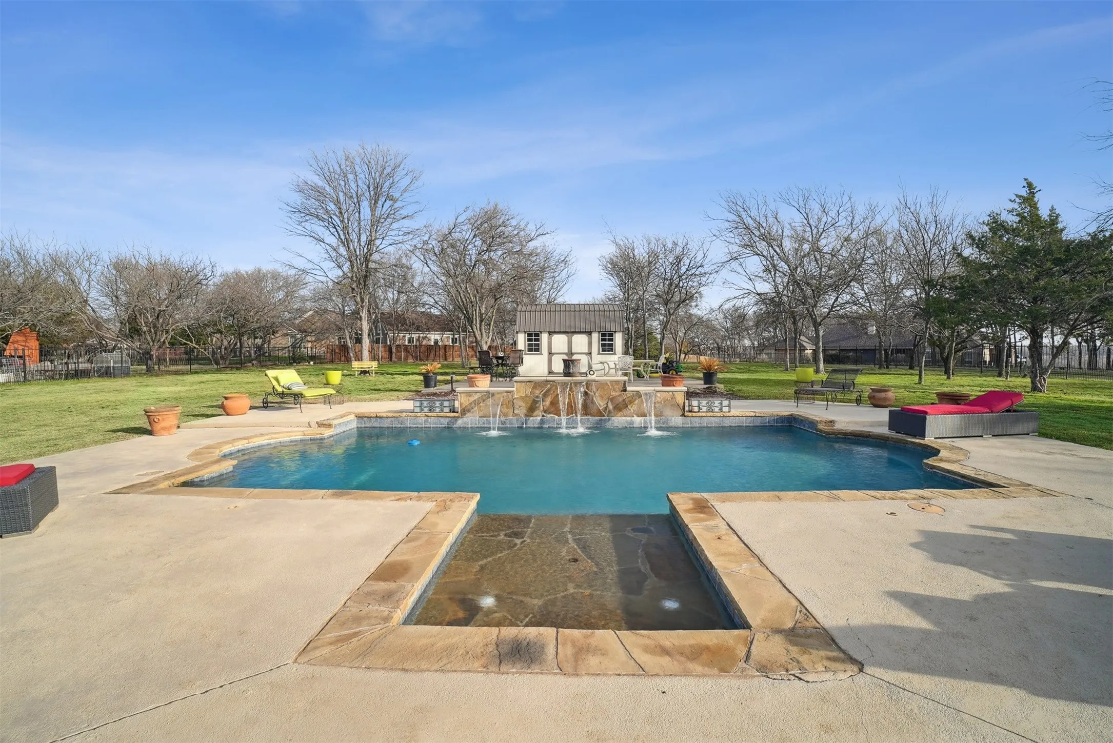 Shallow-entry pool that gradually transitions into deeper water.
