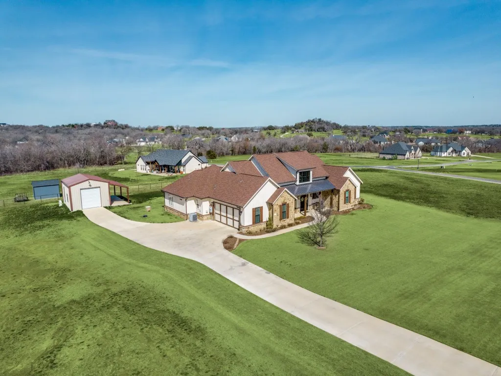 Single Family Residence For Sale in Parker County , 2000 Ragland Trail, Azle, Texas 76020, 4 Bedroom, 4 Bathroom, 3 Garage spaces, 3,059 Sqft, built in 2021, Preowned, mls#21184801, Real Estate Agent in Azle, Homes For Sale in Parker county, Homes For Sale in Azle, Realtor in Azle Texas, Real Estate Brokerage Independent Realty Texas, Luminita Cordes Realtor