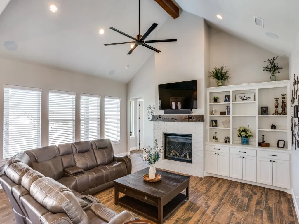 Single Family Residence For Sale in Parker County , 2000 Ragland Trail, Azle, Texas 76020, 4 Bedroom, 4 Bathroom, 3 Garage spaces, 3,059 Sqft, built in 2021, Preowned, mls#21184801, Real Estate Agent in Azle, Homes For Sale in Parker county, Homes For Sale in Azle, Realtor in Azle Texas, Real Estate Brokerage Independent Realty Texas, Luminita Cordes Realtor