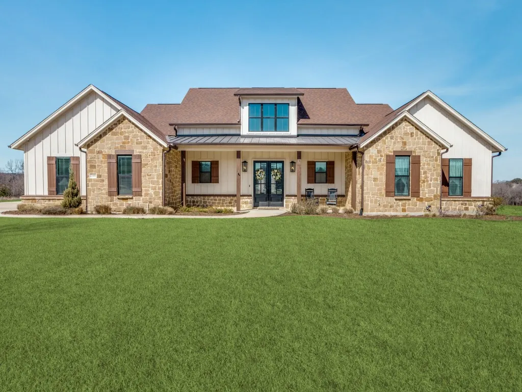 Single Family Residence For Sale in Parker County , 2000 Ragland Trail, Azle, Texas 76020, 4 Bedroom, 4 Bathroom, 3 Garage spaces, 3,059 Sqft, built in 2021, Preowned, mls#21184801, Real Estate Agent in Azle, Homes For Sale in Parker county, Homes For Sale in Azle, Realtor in Azle Texas, Real Estate Brokerage Independent Realty Texas, Luminita Cordes Realtor
