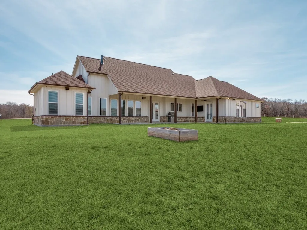 Single Family Residence For Sale in Parker County , 2000 Ragland Trail, Azle, Texas 76020, 4 Bedroom, 4 Bathroom, 3 Garage spaces, 3,059 Sqft, built in 2021, Preowned, mls#21184801, Real Estate Agent in Azle, Homes For Sale in Parker county, Homes For Sale in Azle, Realtor in Azle Texas, Real Estate Brokerage Independent Realty Texas, Luminita Cordes Realtor