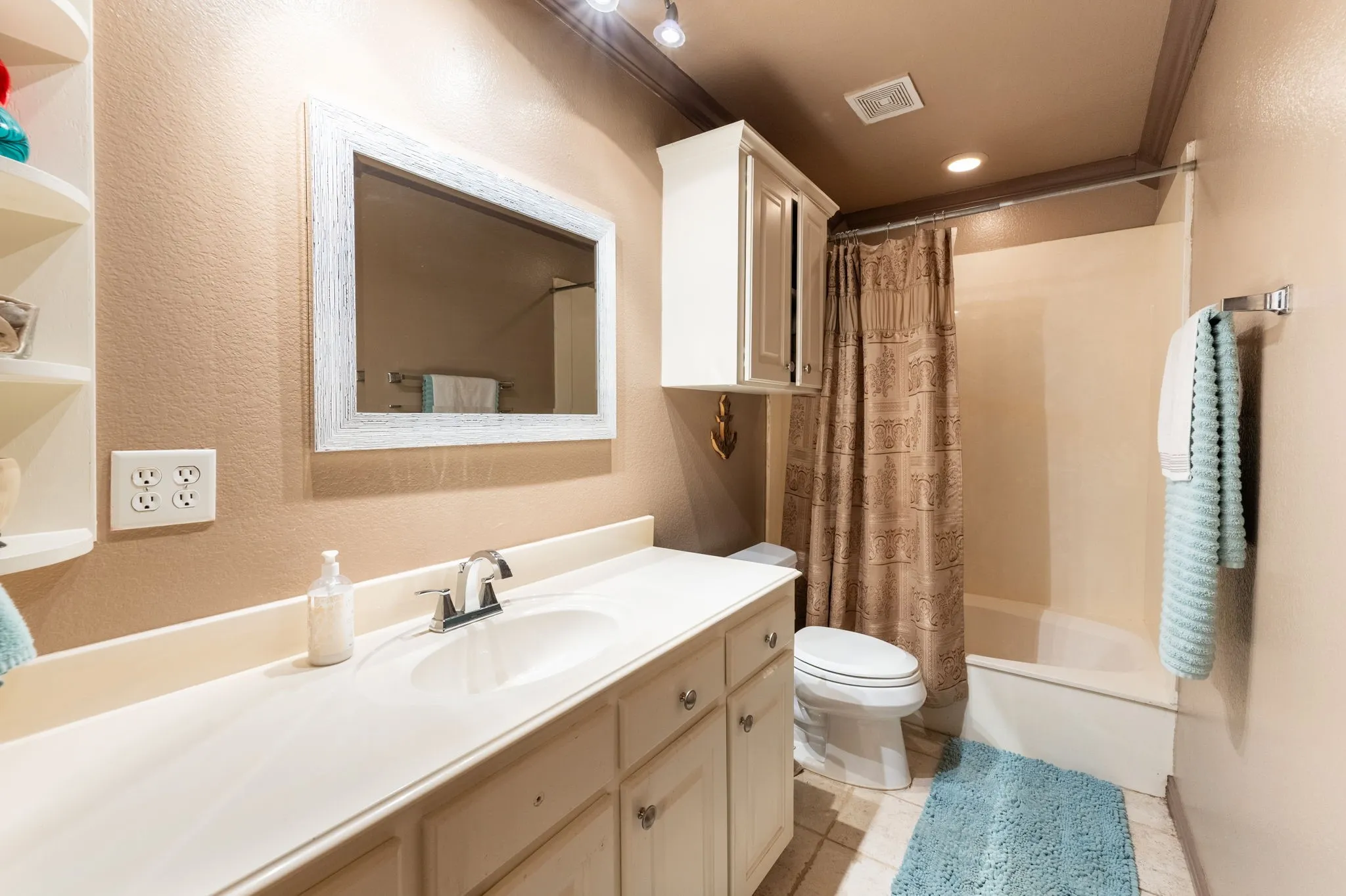 Ensuite bath for secondary downstairs bedroom.