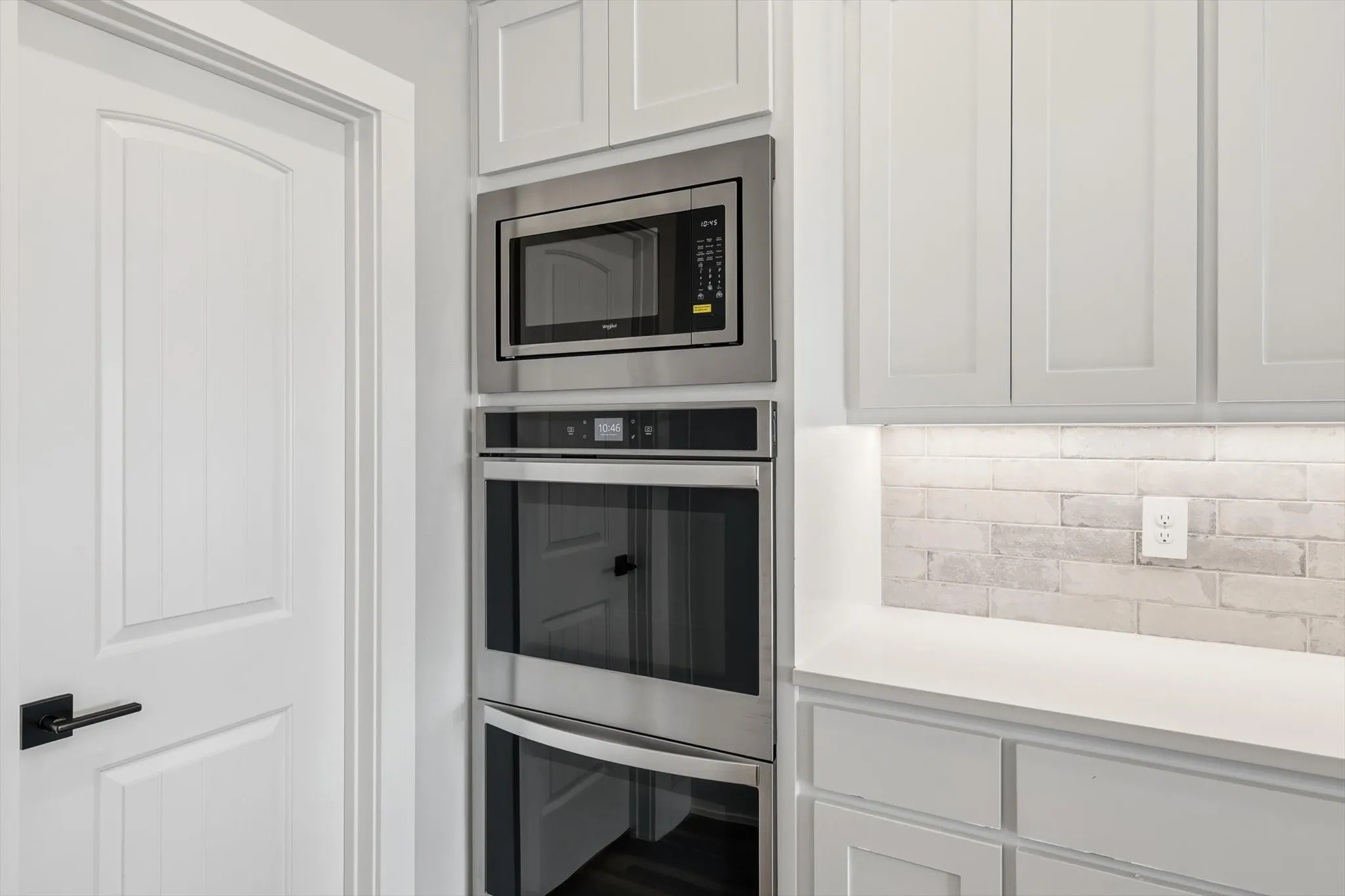 Chef-level convenience. Built-in stainless microwave + double ovens tucked into crisp cabinetry—perfect for holidays, meal prep, and entertaining.