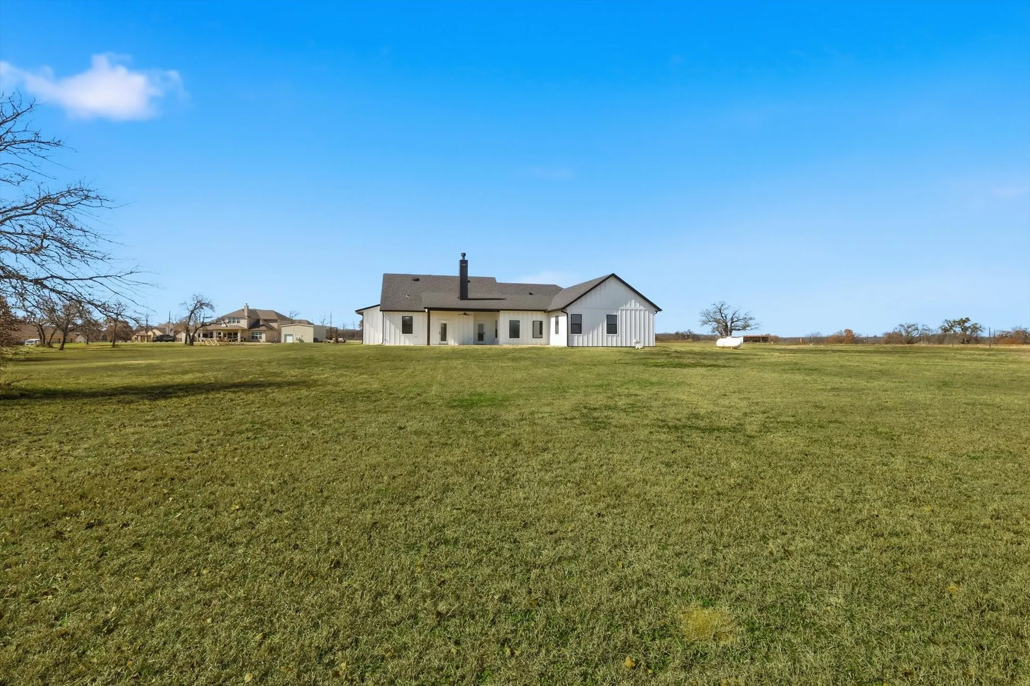 Space that feels like freedom. A true country-living vibe with wide-open views, privacy, and room to spread out—without feeling isolated.