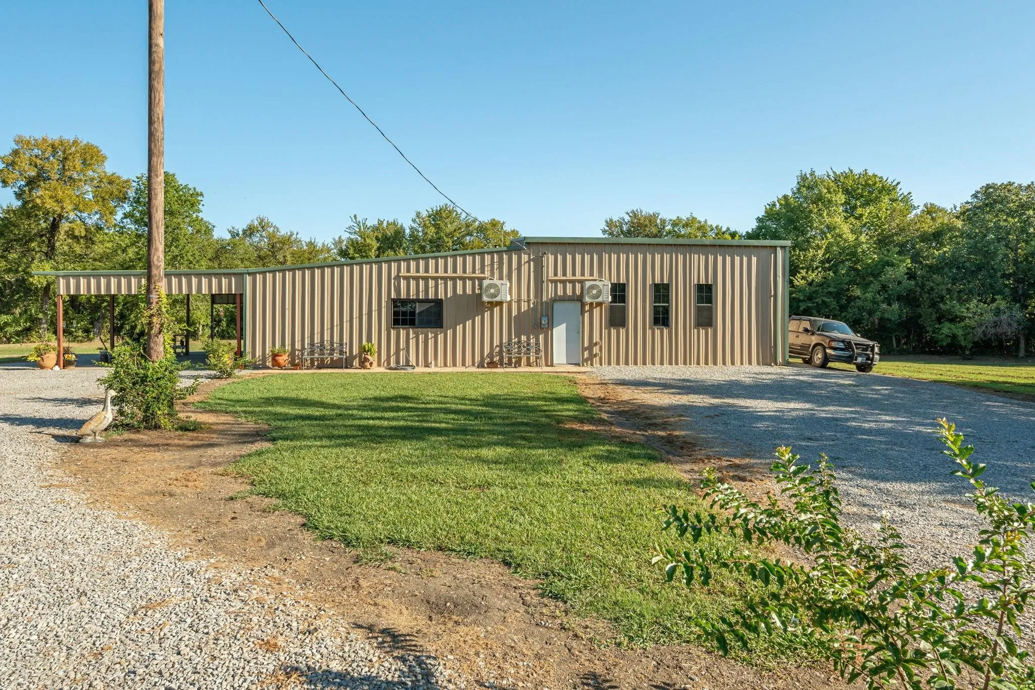 Pulling in, and view off additional parking and side entrance to bonus room and loft area