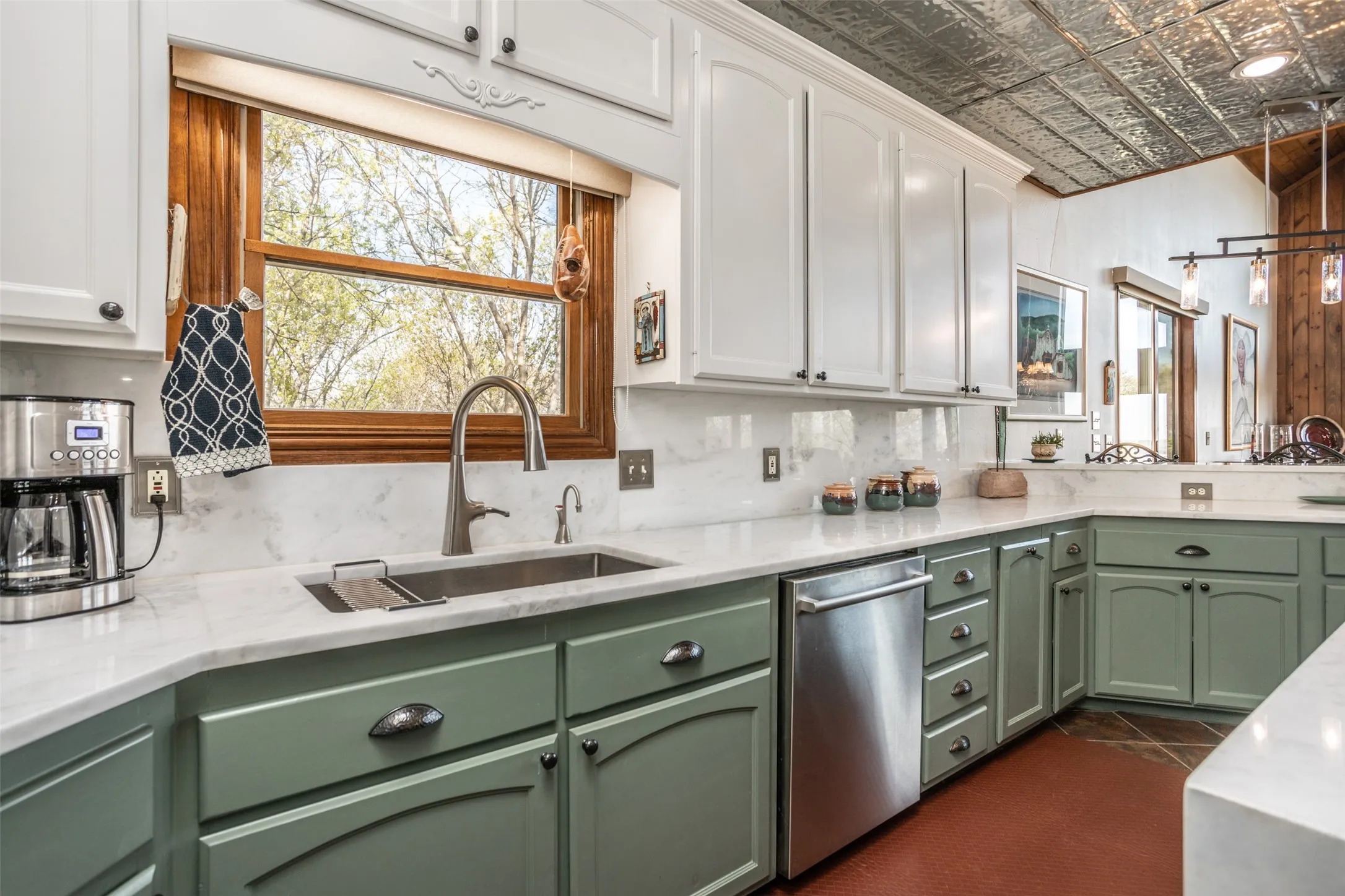 Single Family Residence For Sale in Cooke County , 229 Southside Drive, Gainesville, Texas 76240, 3 Bedroom, 3 Bathroom, 2 Garage spaces, 2,251 Sqft, built in 2006, Preowned, mls#21190980, Real Estate Agent in Gainesville, Homes For Sale in Cooke county, Homes For Sale in Gainesville, Realtor in Gainesville Texas, Real Estate Brokerage Independent Realty Texas, Luminita Cordes Realtor