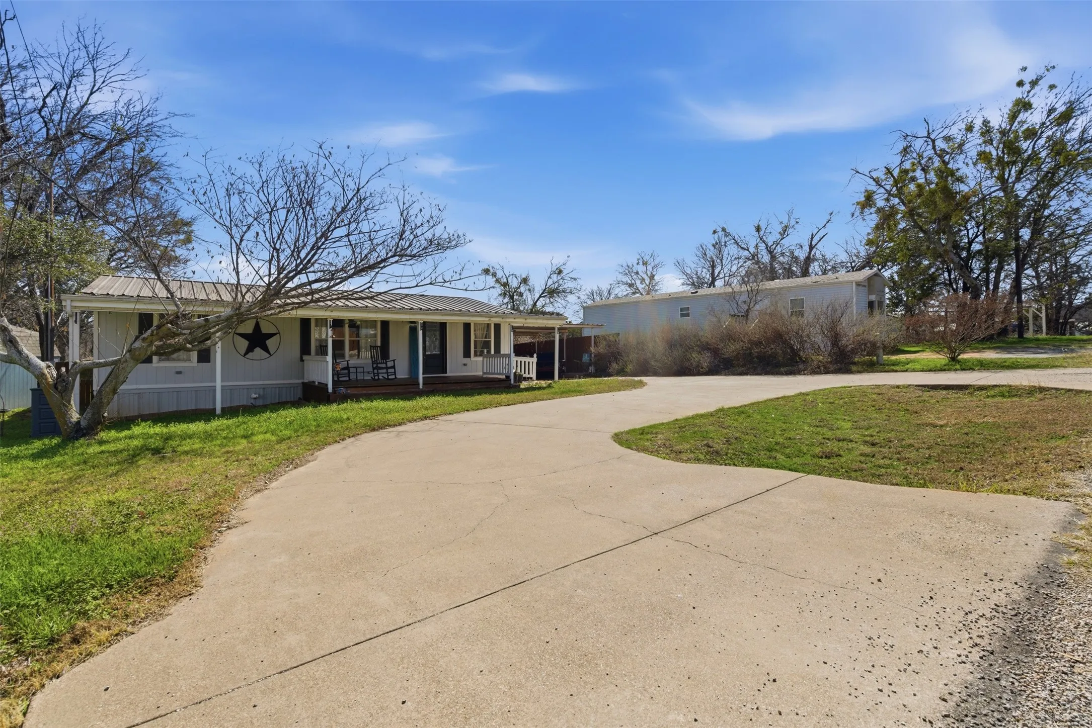 Mobile Home For Sale in Hood County , 3011 Sky Court, Granbury, Texas 76049, 3 Bedroom, 2 Bathroom, Garage spaces, 1,080 Sqft, built in 2001, Preowned, mls#21182129, Real Estate Agent in Granbury, Homes For Sale in Hood county, Homes For Sale in Granbury, Realtor in Granbury Texas, Real Estate Brokerage Independent Realty Texas, Luminita Cordes Realtor