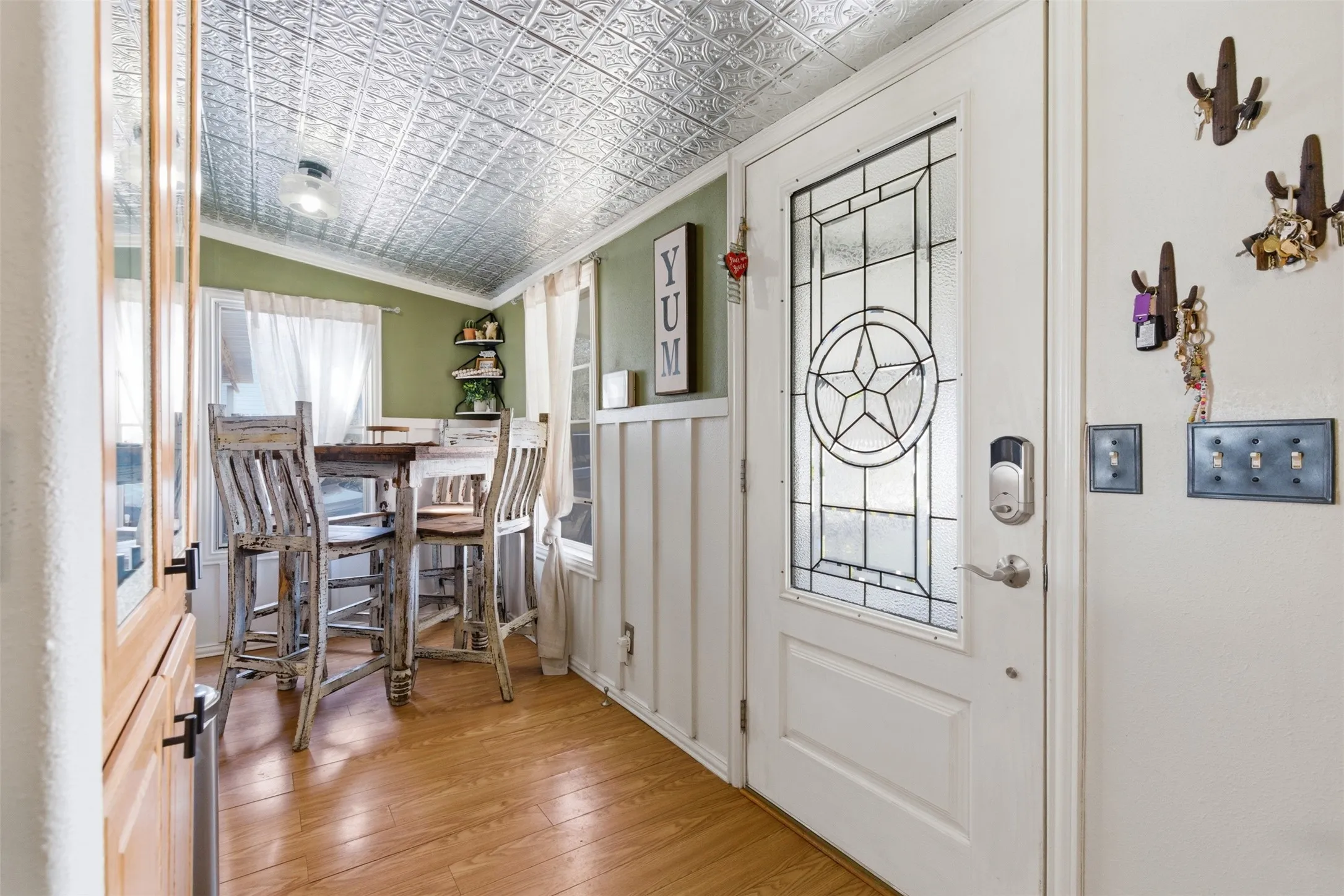 Mobile Home For Sale in Hood County , 3011 Sky Court, Granbury, Texas 76049, 3 Bedroom, 2 Bathroom, Garage spaces, 1,080 Sqft, built in 2001, Preowned, mls#21182129, Real Estate Agent in Granbury, Homes For Sale in Hood county, Homes For Sale in Granbury, Realtor in Granbury Texas, Real Estate Brokerage Independent Realty Texas, Luminita Cordes Realtor