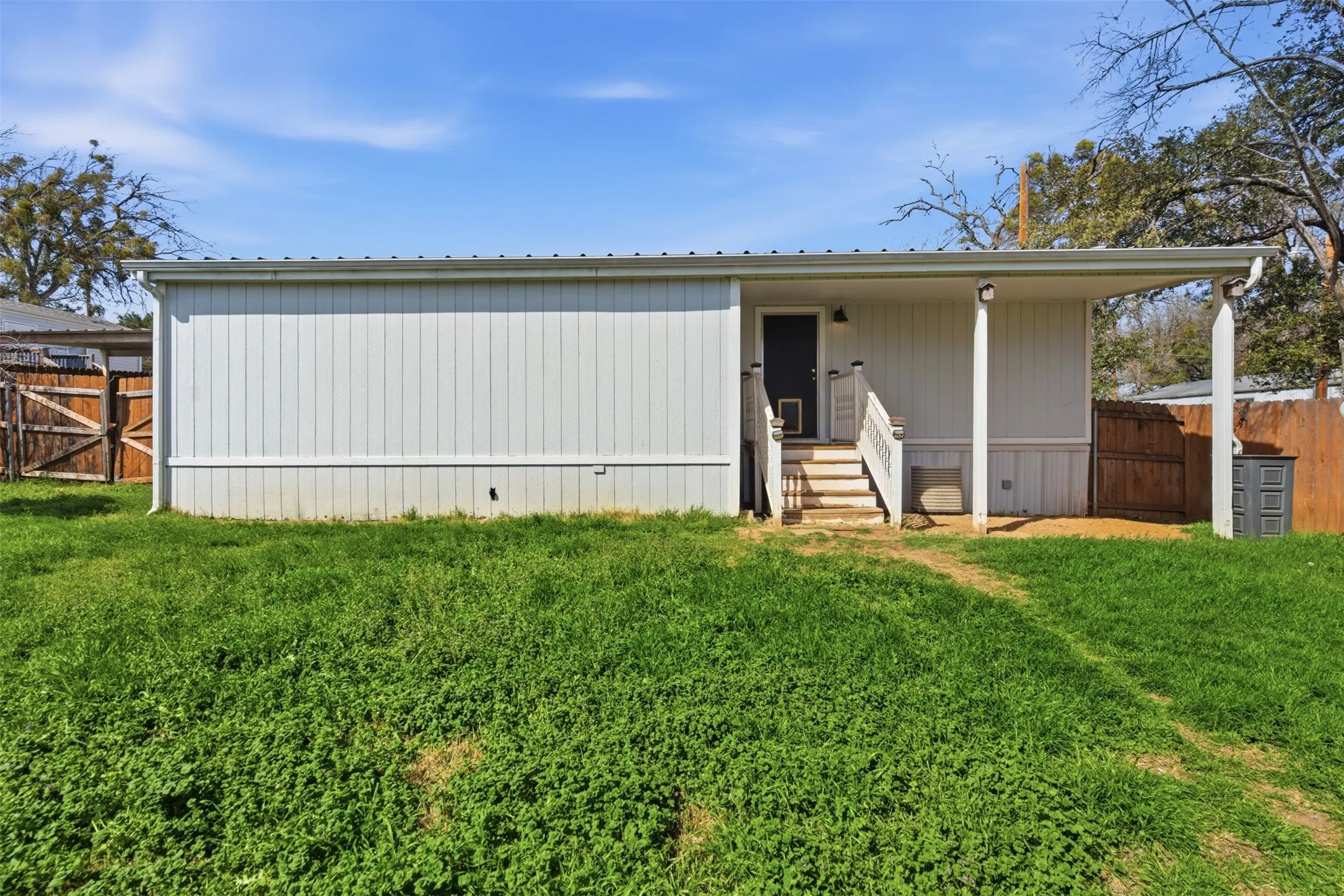 Mobile Home For Sale in Hood County , 3011 Sky Court, Granbury, Texas 76049, 3 Bedroom, 2 Bathroom, Garage spaces, 1,080 Sqft, built in 2001, Preowned, mls#21182129, Real Estate Agent in Granbury, Homes For Sale in Hood county, Homes For Sale in Granbury, Realtor in Granbury Texas, Real Estate Brokerage Independent Realty Texas, Luminita Cordes Realtor