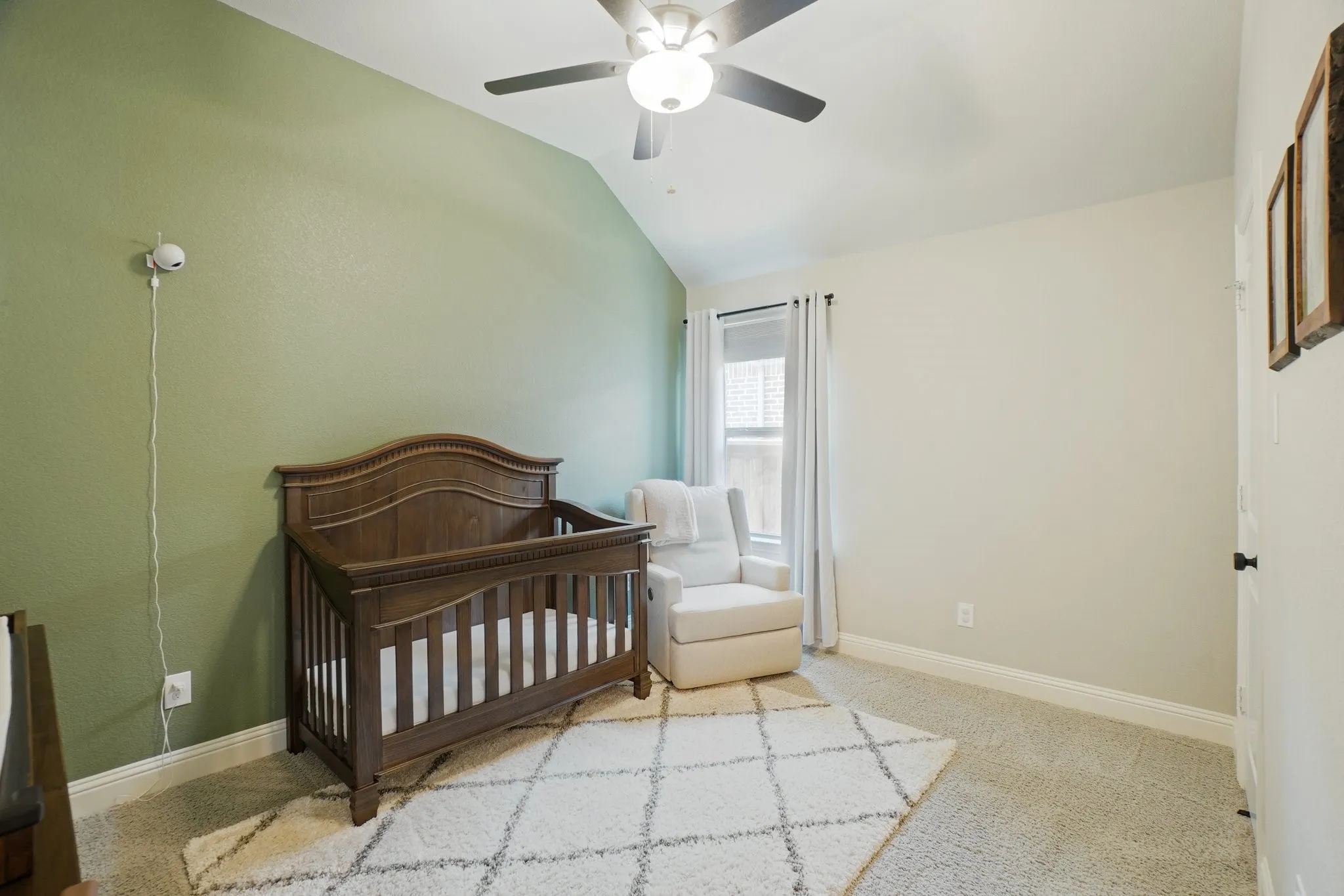 Secondary bedroom.