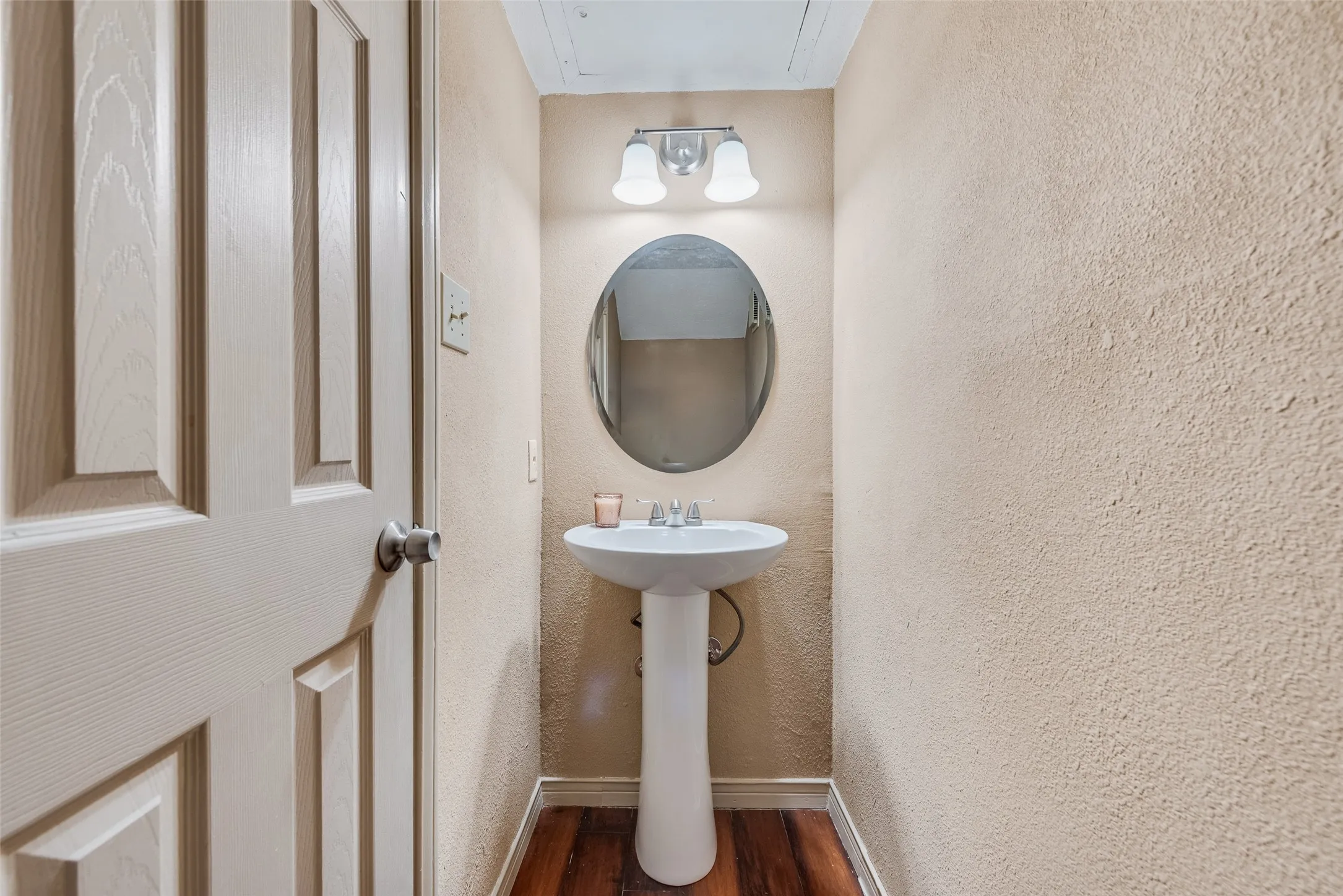Condominium For Sale in Dallas County , 9801 Royal Lane 703, Dallas, Texas 75231, 2 Bedroom, 3 Bathroom, Garage spaces, 1,111 Sqft, built in 1981, Preowned, mls#21184467, Real Estate Agent in Dallas, Homes For Sale in Dallas county, Homes For Sale in Dallas, Realtor in Dallas Texas, Real Estate Brokerage Independent Realty Texas, Luminita Cordes Realtor