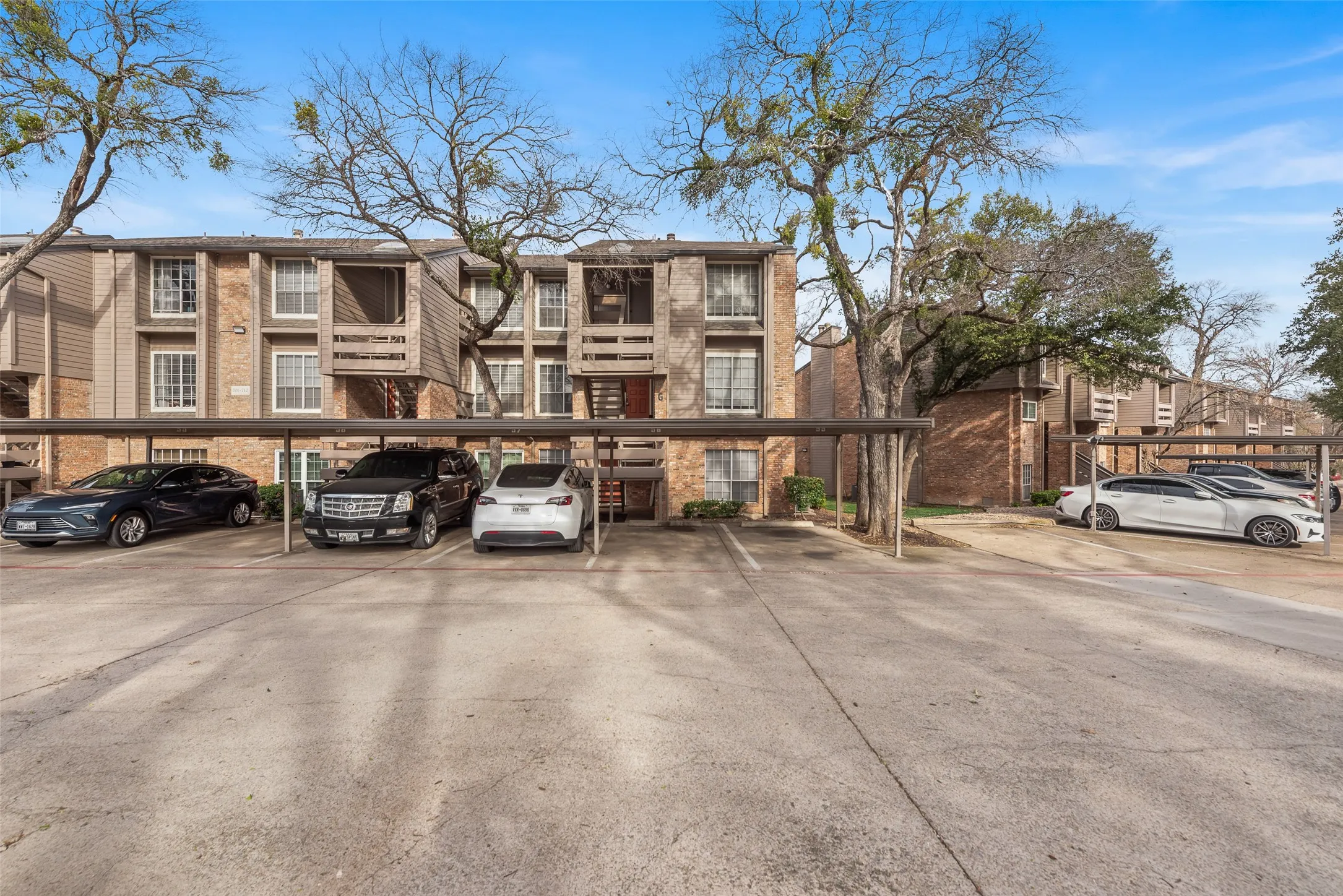 Condominium For Sale in Dallas County , 9801 Royal Lane 703, Dallas, Texas 75231, 2 Bedroom, 3 Bathroom, Garage spaces, 1,111 Sqft, built in 1981, Preowned, mls#21184467, Real Estate Agent in Dallas, Homes For Sale in Dallas county, Homes For Sale in Dallas, Realtor in Dallas Texas, Real Estate Brokerage Independent Realty Texas, Luminita Cordes Realtor