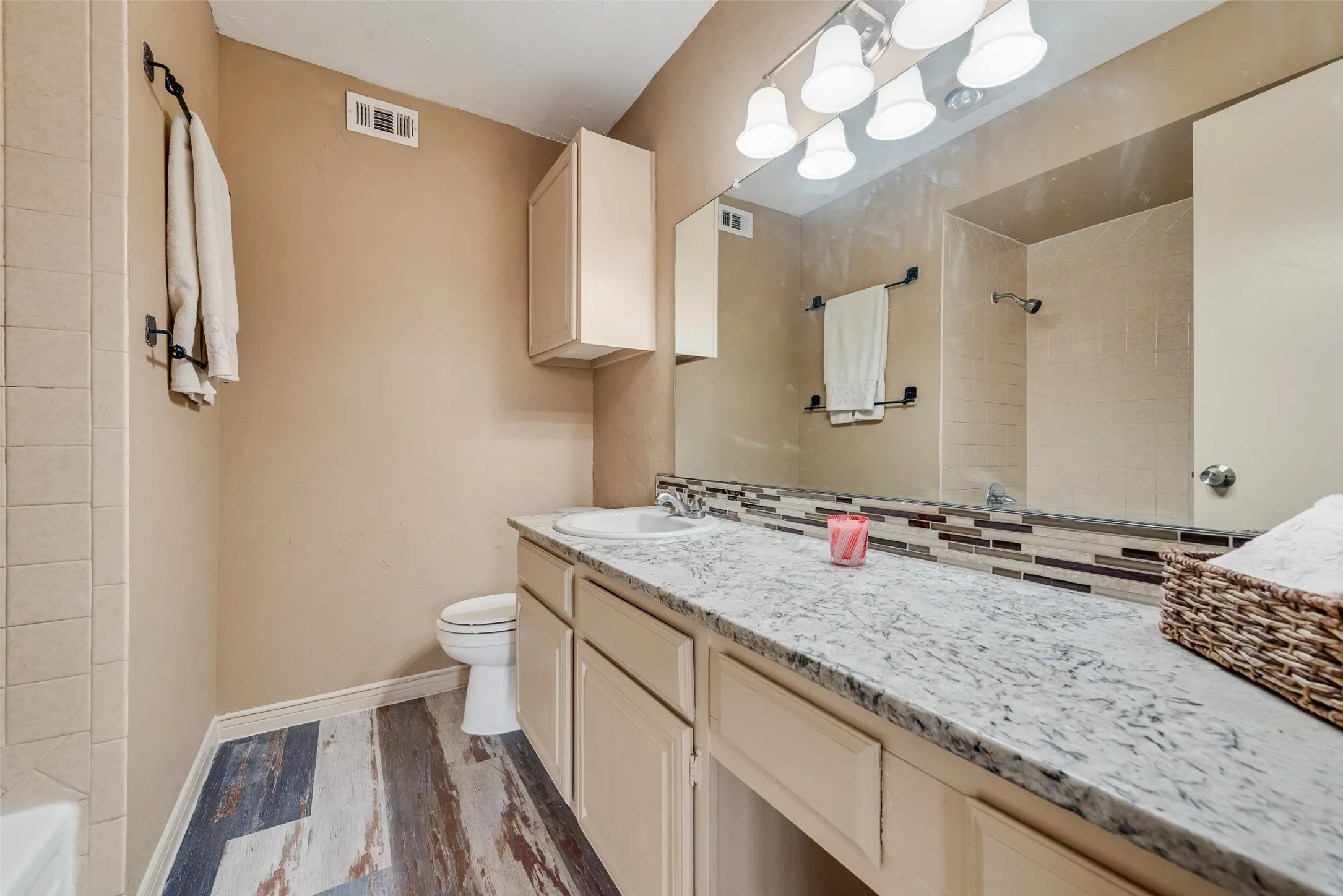 Condominium For Sale in Dallas County , 9801 Royal Lane 703, Dallas, Texas 75231, 2 Bedroom, 3 Bathroom, Garage spaces, 1,111 Sqft, built in 1981, Preowned, mls#21184467, Real Estate Agent in Dallas, Homes For Sale in Dallas county, Homes For Sale in Dallas, Realtor in Dallas Texas, Real Estate Brokerage Independent Realty Texas, Luminita Cordes Realtor