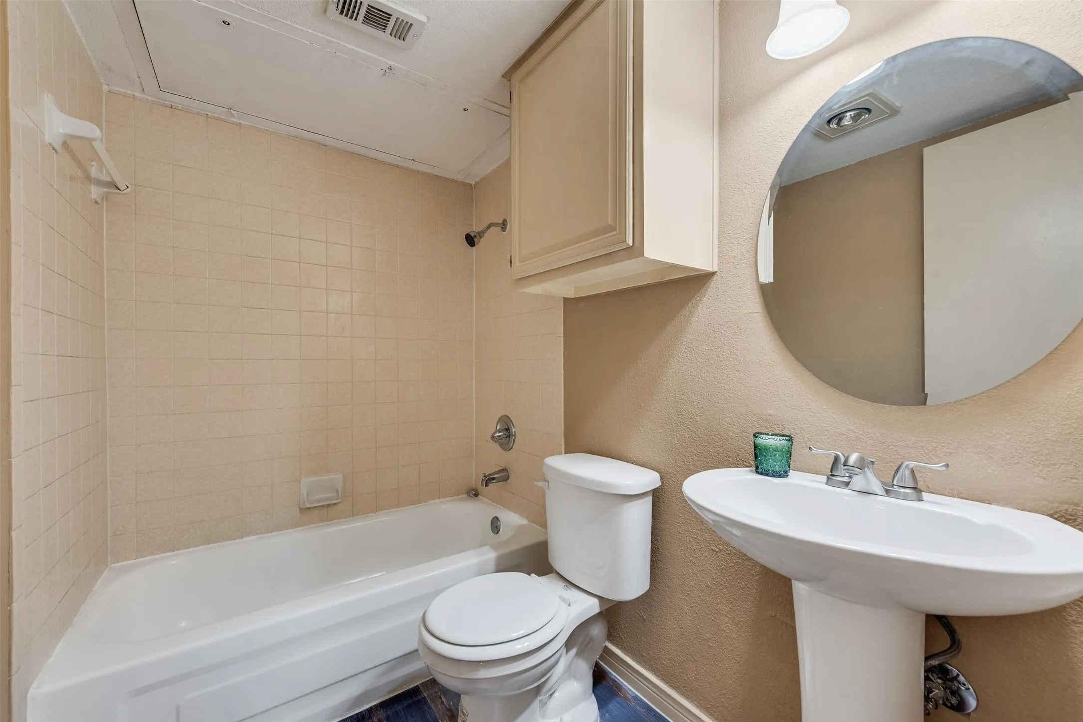 Condominium For Sale in Dallas County , 9801 Royal Lane 703, Dallas, Texas 75231, 2 Bedroom, 3 Bathroom, Garage spaces, 1,111 Sqft, built in 1981, Preowned, mls#21184467, Real Estate Agent in Dallas, Homes For Sale in Dallas county, Homes For Sale in Dallas, Realtor in Dallas Texas, Real Estate Brokerage Independent Realty Texas, Luminita Cordes Realtor