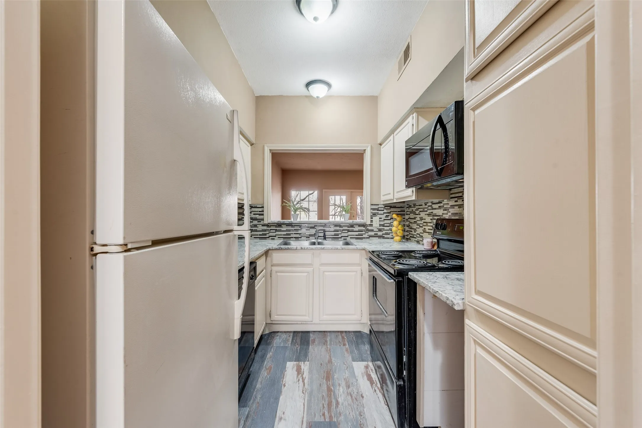 Condominium For Sale in Dallas County , 9801 Royal Lane 703, Dallas, Texas 75231, 2 Bedroom, 3 Bathroom, Garage spaces, 1,111 Sqft, built in 1981, Preowned, mls#21184467, Real Estate Agent in Dallas, Homes For Sale in Dallas county, Homes For Sale in Dallas, Realtor in Dallas Texas, Real Estate Brokerage Independent Realty Texas, Luminita Cordes Realtor