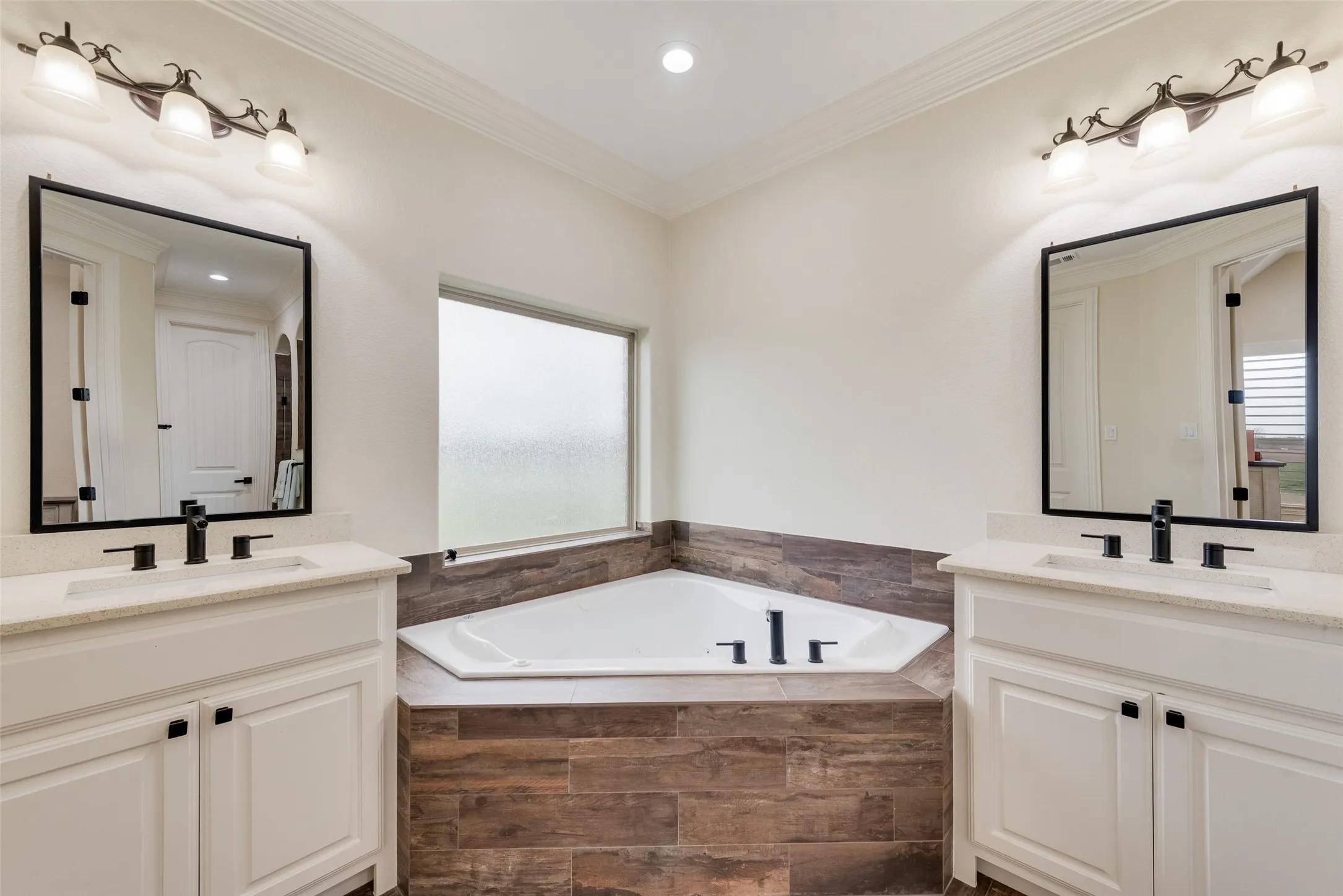 Dual sinks, soaking tub, spacious walk in closet, seperate water closet, seperate shower.