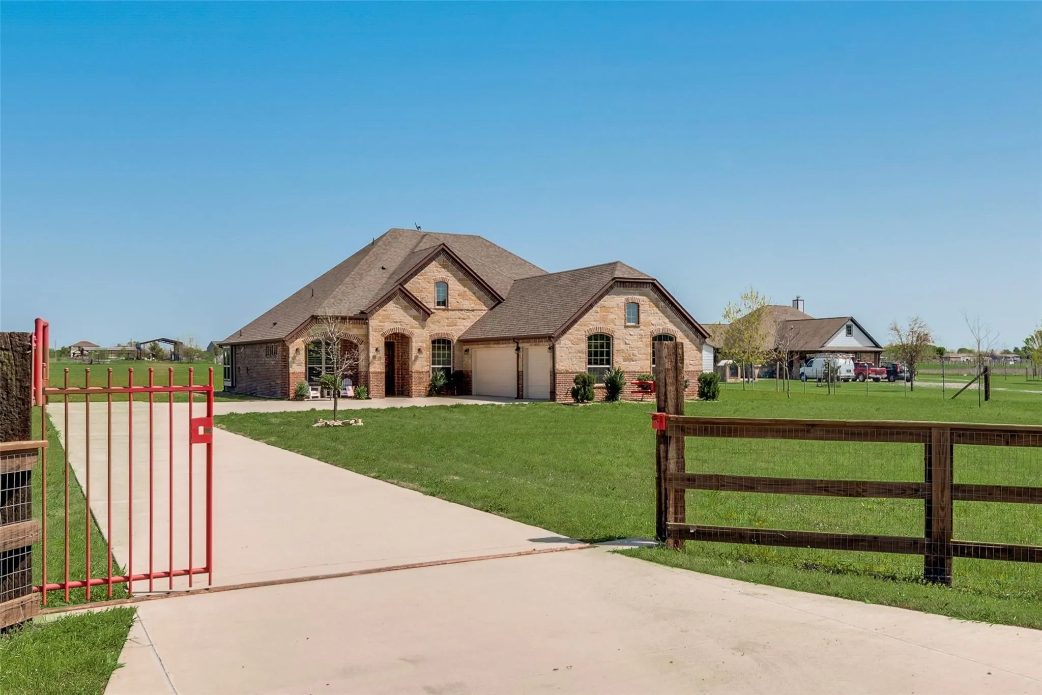 Single Family Residence For Sale in Hunt County , 1968 S Sky Meadows Drive, Caddo Mills, Texas 75135, 5 Bedrooms, 4 Bathrooms, 3 Garage spaces, 3,006 Sqft, built in 2017, Price $675,000, mls#21189860, Real Estate Agent in Caddo Mills, Homes For Sale in Hunt county, Homes For Sale in Caddo Mills, Realtor in Caddo Mills Texas, Real Estate Brokerage Independent Realty Texas, Luminita Cordes Realtor