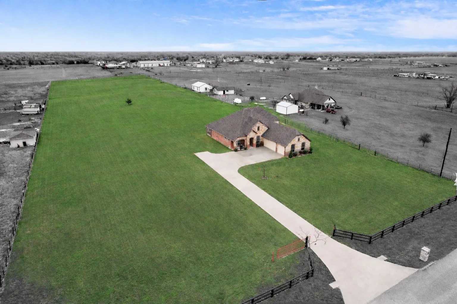 Single Family Residence For Sale in Hunt County , 1968 S Sky Meadows Drive, Caddo Mills, Texas 75135, 5 Bedrooms, 4 Bathrooms, 3 Garage spaces, 3,006 Sqft, built in 2017, Price $675,000, mls#21189860, Real Estate Agent in Caddo Mills, Homes For Sale in Hunt county, Homes For Sale in Caddo Mills, Realtor in Caddo Mills Texas, Real Estate Brokerage Independent Realty Texas, Luminita Cordes Realtor
