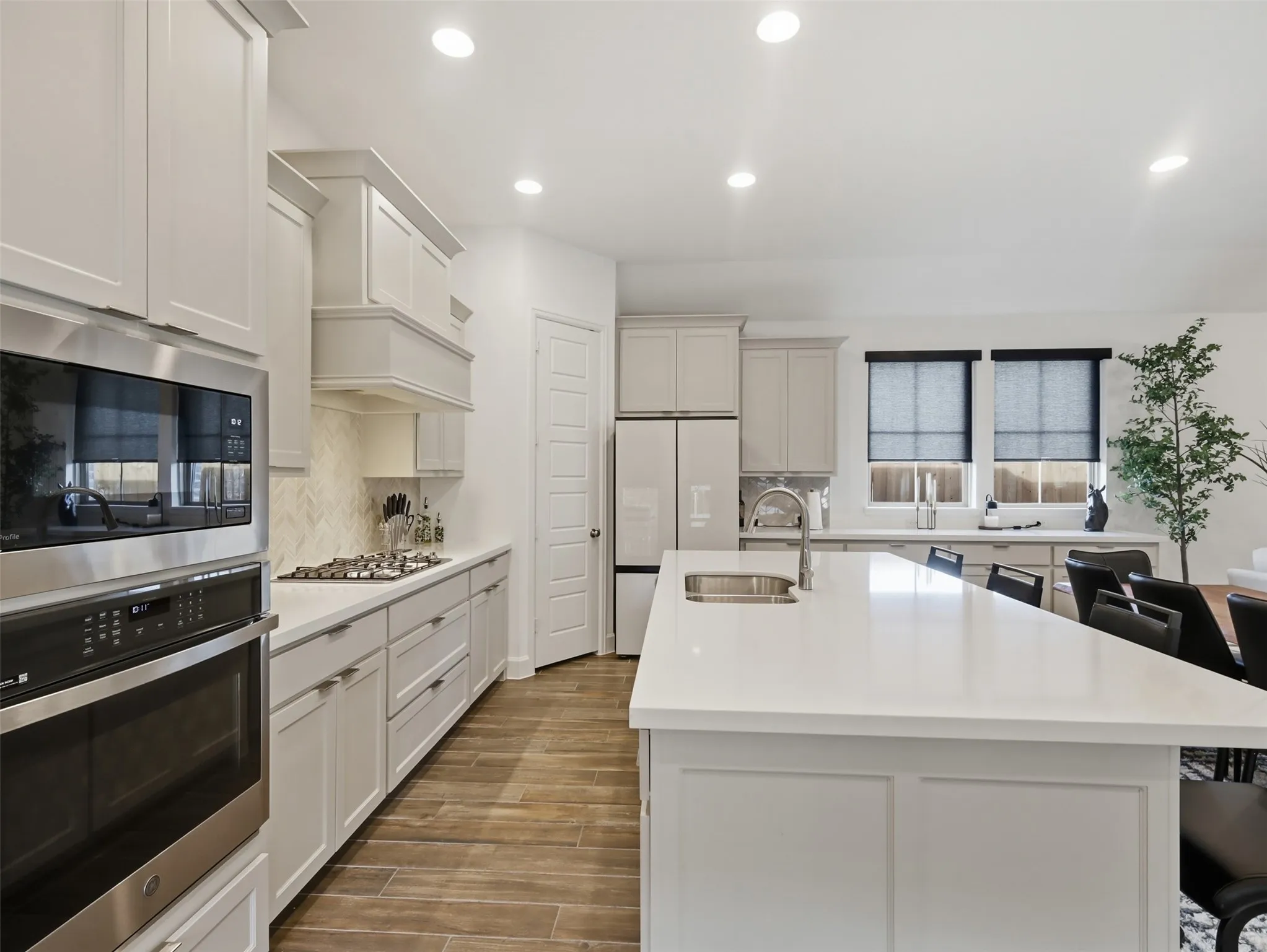 The kitchen and dining area provides ample storage!