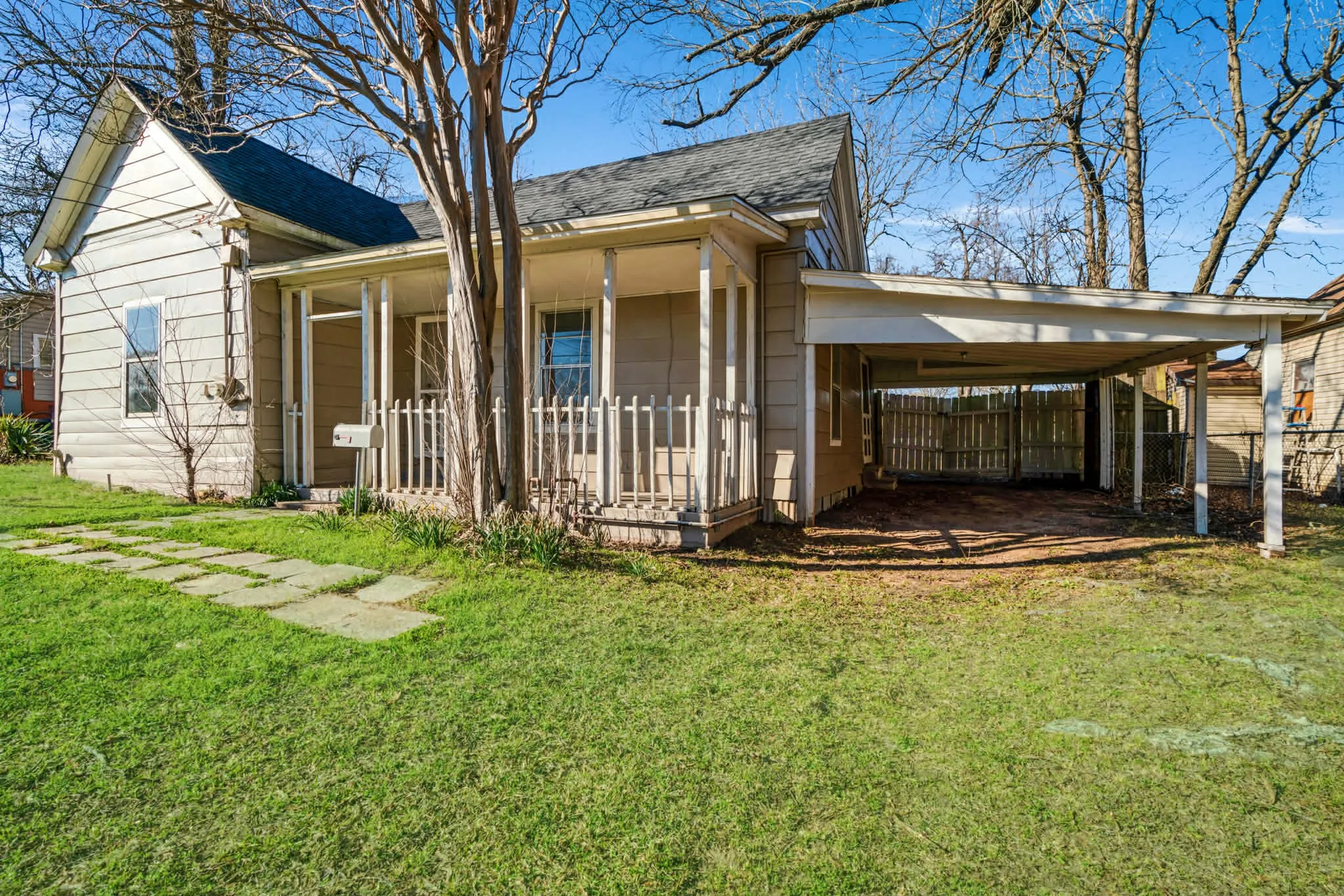 Single Family Residence For Sale in Lamar County , 1716 Maple Avenue, Paris, Texas 75460, 3 Bedroom, 1 Bathroom, Garage spaces, 1,108 Sqft, built in 1950, mls#21188859, Real Estate Agent in Paris, Homes For Sale in Lamar county, Homes For Sale in Paris, Realtor in Paris Texas, Real Estate Brokerage Independent Realty Texas, Luminita Cordes Realtor