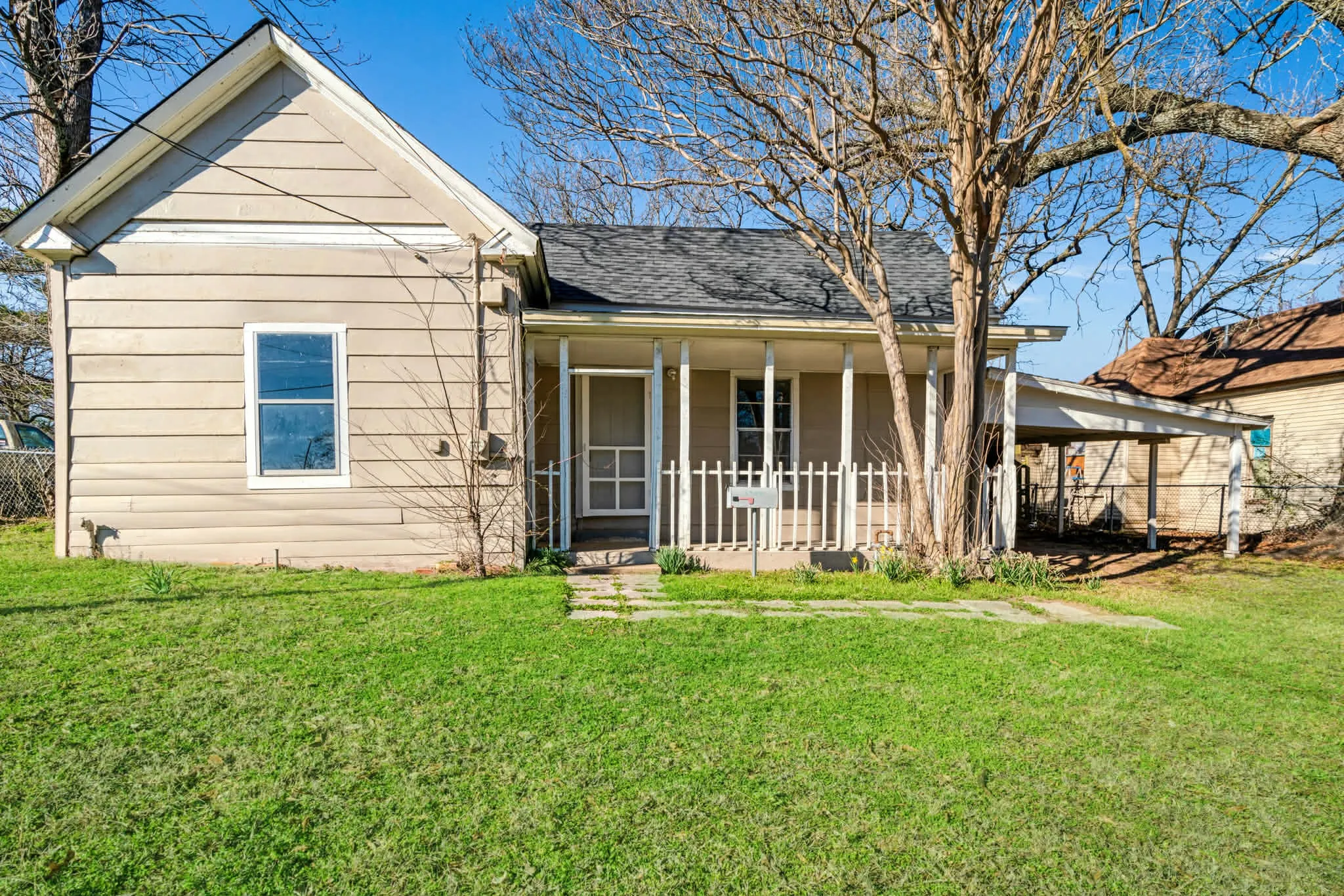 Single Family Residence For Sale in Lamar County , 1716 Maple Avenue, Paris, Texas 75460, 3 Bedroom, 1 Bathroom, Garage spaces, 1,108 Sqft, built in 1950, mls#21188859, Real Estate Agent in Paris, Homes For Sale in Lamar county, Homes For Sale in Paris, Realtor in Paris Texas, Real Estate Brokerage Independent Realty Texas, Luminita Cordes Realtor