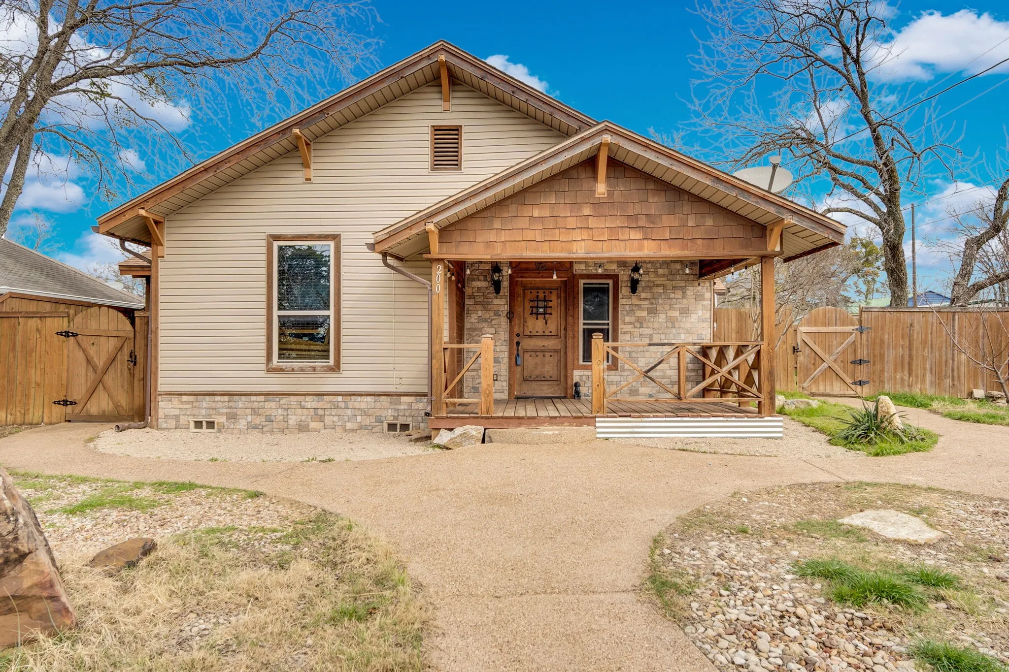 Single Family Residence For Sale in Johnson County , 200 W Davis Avenue, Alvarado, Texas 76009, 4 Bedroom, 2 Bathroom, 2 Garage spaces, 1,657 Sqft, built in 1955, Preowned, mls#21183703, Real Estate Agent in Alvarado, Homes For Sale in Johnson county, Homes For Sale in Alvarado, Realtor in Alvarado Texas, Real Estate Brokerage Independent Realty Texas, Luminita Cordes Realtor