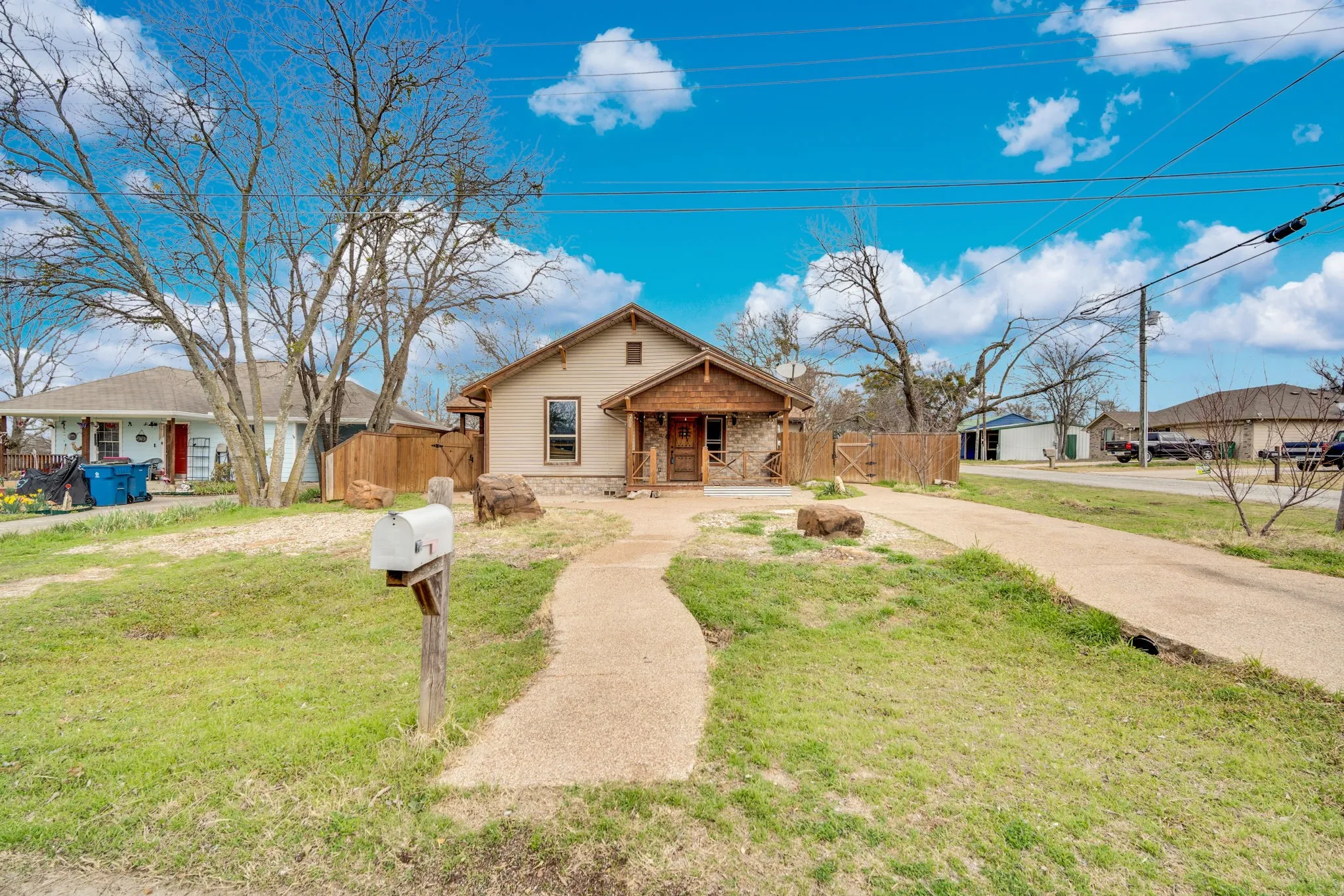 Single Family Residence For Sale in Johnson County , 200 W Davis Avenue, Alvarado, Texas 76009, 4 Bedroom, 2 Bathroom, 2 Garage spaces, 1,657 Sqft, built in 1955, Preowned, mls#21183703, Real Estate Agent in Alvarado, Homes For Sale in Johnson county, Homes For Sale in Alvarado, Realtor in Alvarado Texas, Real Estate Brokerage Independent Realty Texas, Luminita Cordes Realtor