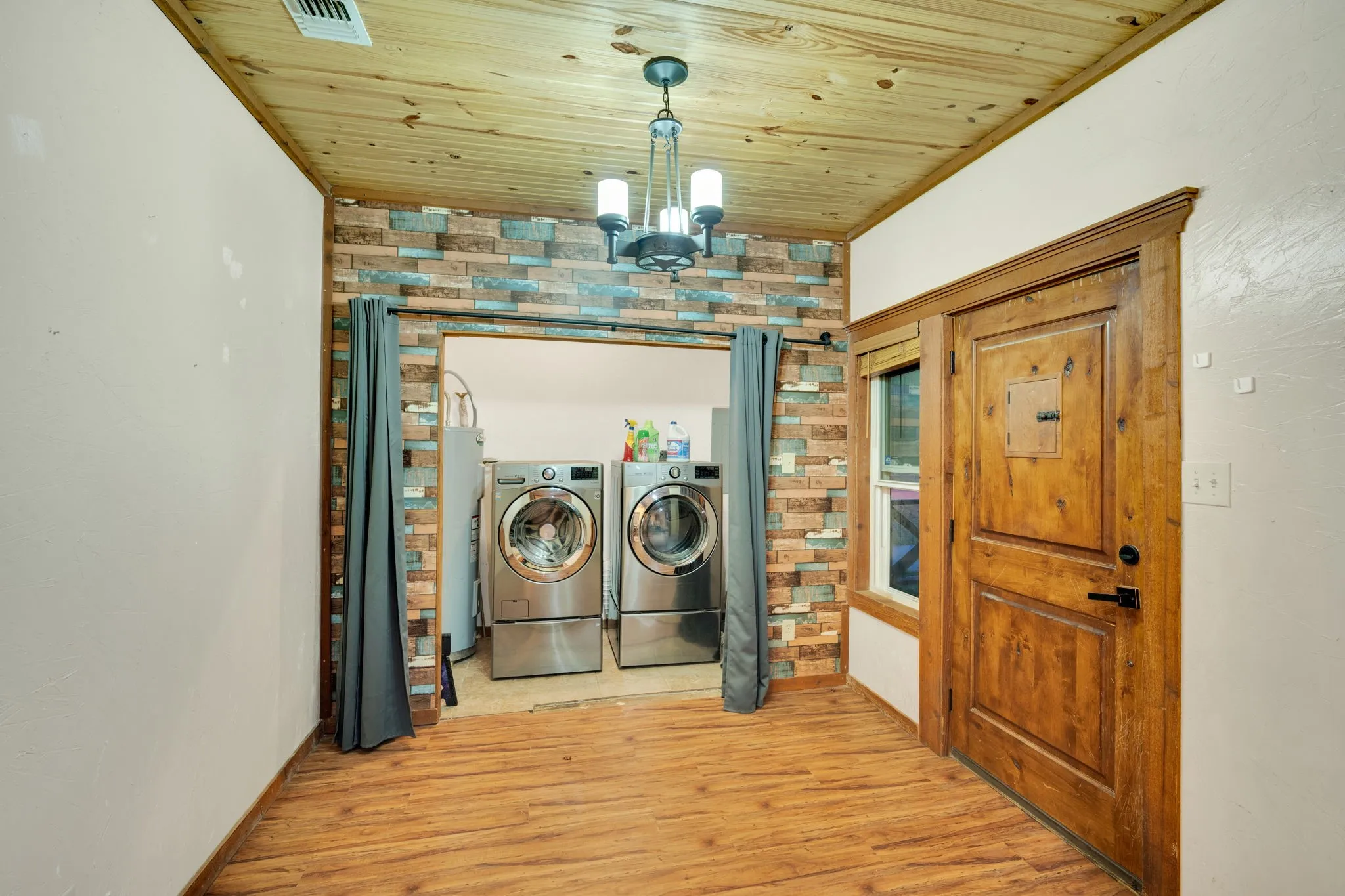 Single Family Residence For Sale in Johnson County , 200 W Davis Avenue, Alvarado, Texas 76009, 4 Bedroom, 2 Bathroom, 2 Garage spaces, 1,657 Sqft, built in 1955, Preowned, mls#21183703, Real Estate Agent in Alvarado, Homes For Sale in Johnson county, Homes For Sale in Alvarado, Realtor in Alvarado Texas, Real Estate Brokerage Independent Realty Texas, Luminita Cordes Realtor