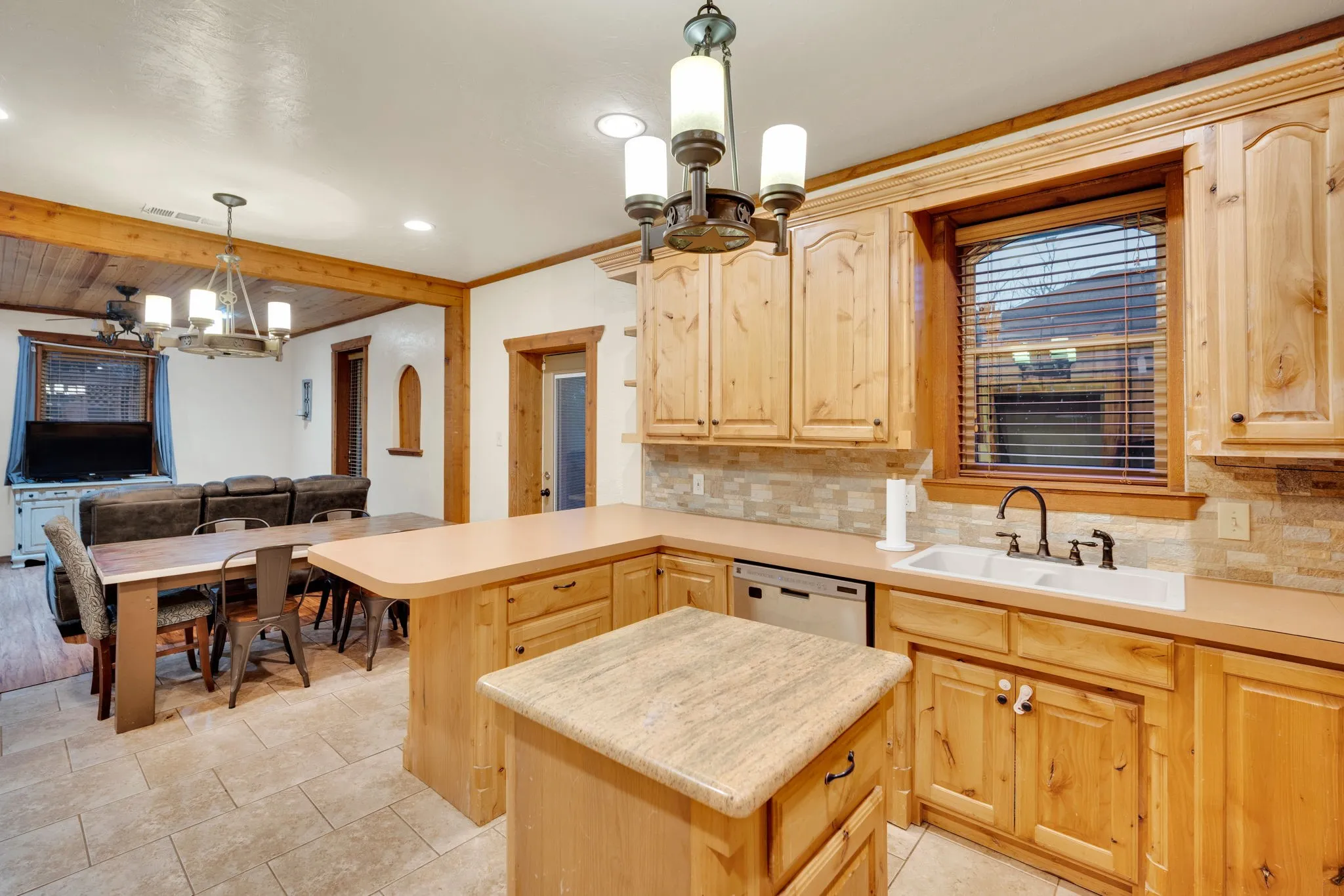Single Family Residence For Sale in Johnson County , 200 W Davis Avenue, Alvarado, Texas 76009, 4 Bedroom, 2 Bathroom, 2 Garage spaces, 1,657 Sqft, built in 1955, Preowned, mls#21183703, Real Estate Agent in Alvarado, Homes For Sale in Johnson county, Homes For Sale in Alvarado, Realtor in Alvarado Texas, Real Estate Brokerage Independent Realty Texas, Luminita Cordes Realtor