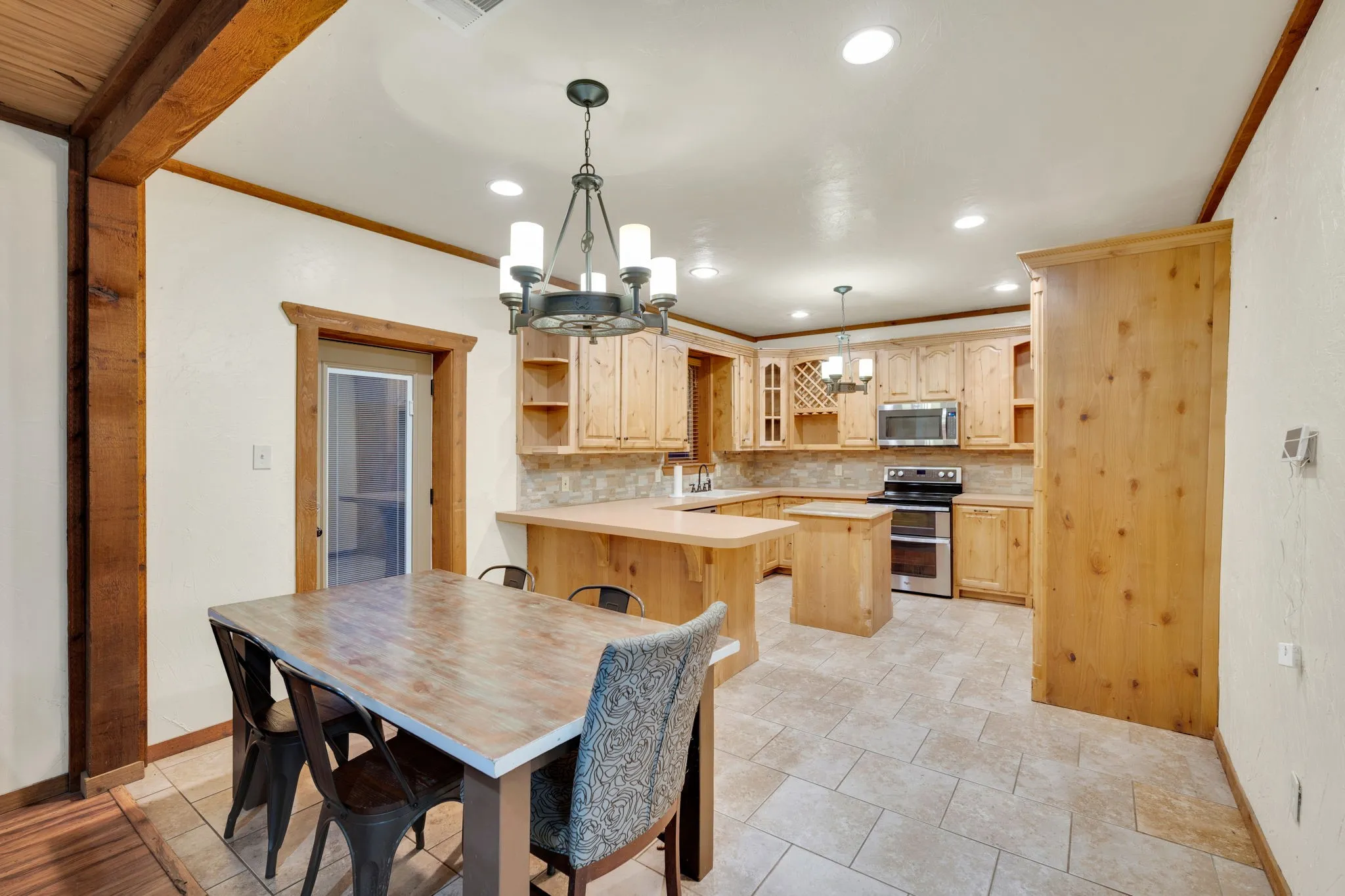 Single Family Residence For Sale in Johnson County , 200 W Davis Avenue, Alvarado, Texas 76009, 4 Bedroom, 2 Bathroom, 2 Garage spaces, 1,657 Sqft, built in 1955, Preowned, mls#21183703, Real Estate Agent in Alvarado, Homes For Sale in Johnson county, Homes For Sale in Alvarado, Realtor in Alvarado Texas, Real Estate Brokerage Independent Realty Texas, Luminita Cordes Realtor