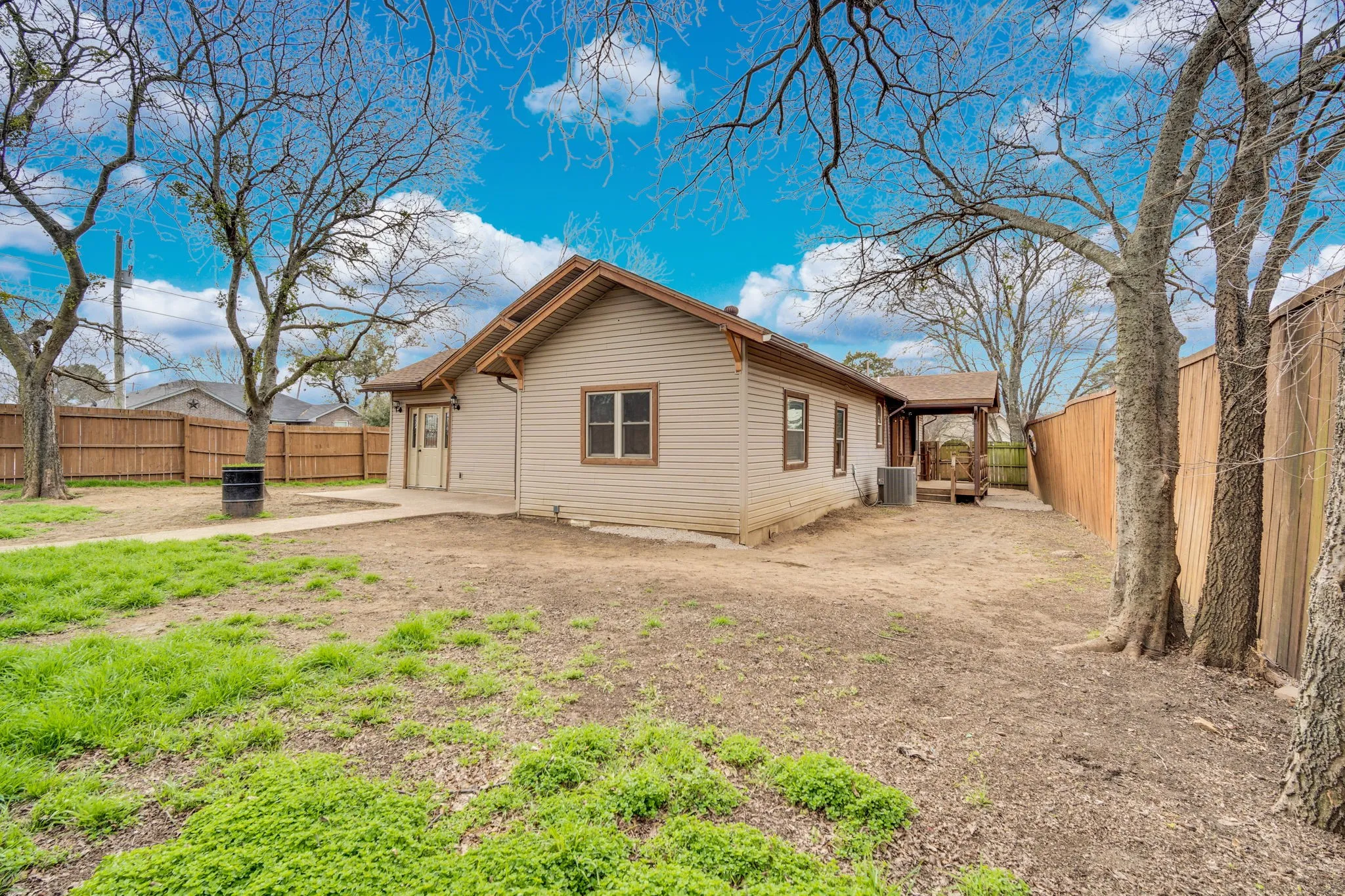 Single Family Residence For Sale in Johnson County , 200 W Davis Avenue, Alvarado, Texas 76009, 4 Bedroom, 2 Bathroom, 2 Garage spaces, 1,657 Sqft, built in 1955, Preowned, mls#21183703, Real Estate Agent in Alvarado, Homes For Sale in Johnson county, Homes For Sale in Alvarado, Realtor in Alvarado Texas, Real Estate Brokerage Independent Realty Texas, Luminita Cordes Realtor