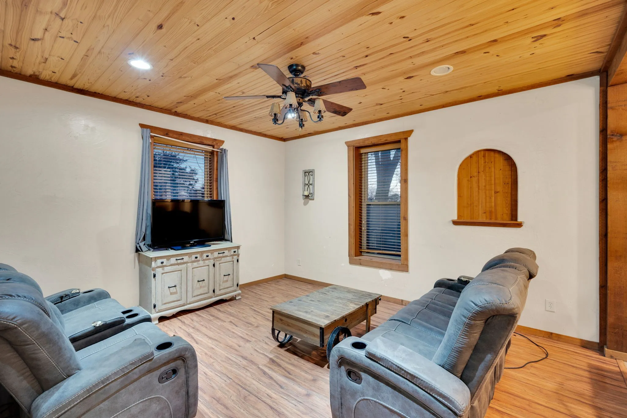 Single Family Residence For Sale in Johnson County , 200 W Davis Avenue, Alvarado, Texas 76009, 4 Bedroom, 2 Bathroom, 2 Garage spaces, 1,657 Sqft, built in 1955, Preowned, mls#21183703, Real Estate Agent in Alvarado, Homes For Sale in Johnson county, Homes For Sale in Alvarado, Realtor in Alvarado Texas, Real Estate Brokerage Independent Realty Texas, Luminita Cordes Realtor
