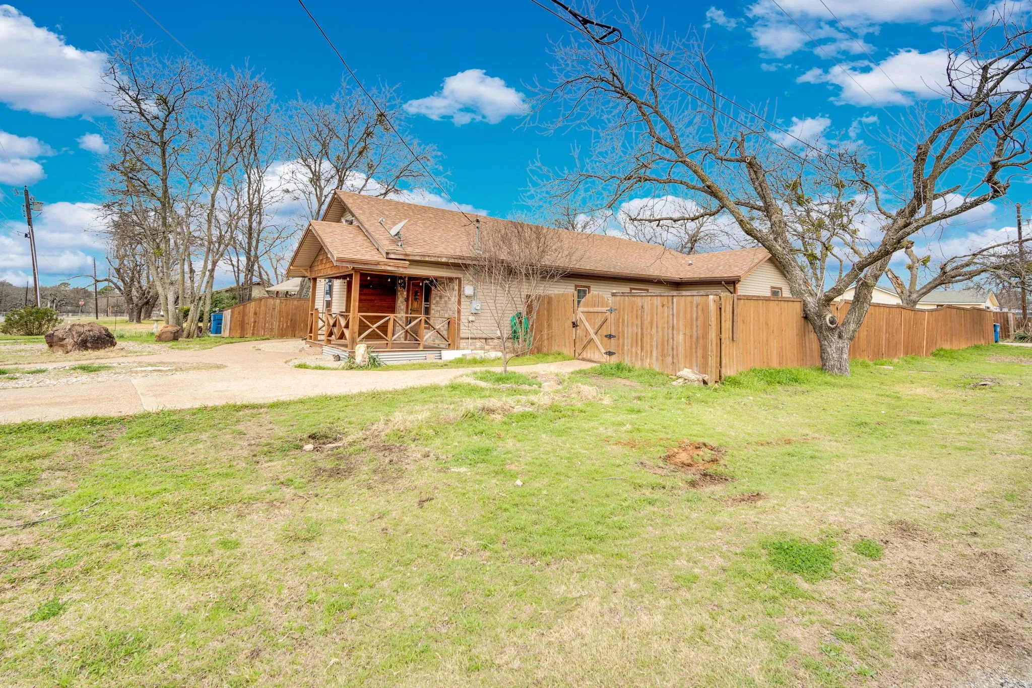 Single Family Residence For Sale in Johnson County , 200 W Davis Avenue, Alvarado, Texas 76009, 4 Bedroom, 2 Bathroom, 2 Garage spaces, 1,657 Sqft, built in 1955, Preowned, mls#21183703, Real Estate Agent in Alvarado, Homes For Sale in Johnson county, Homes For Sale in Alvarado, Realtor in Alvarado Texas, Real Estate Brokerage Independent Realty Texas, Luminita Cordes Realtor