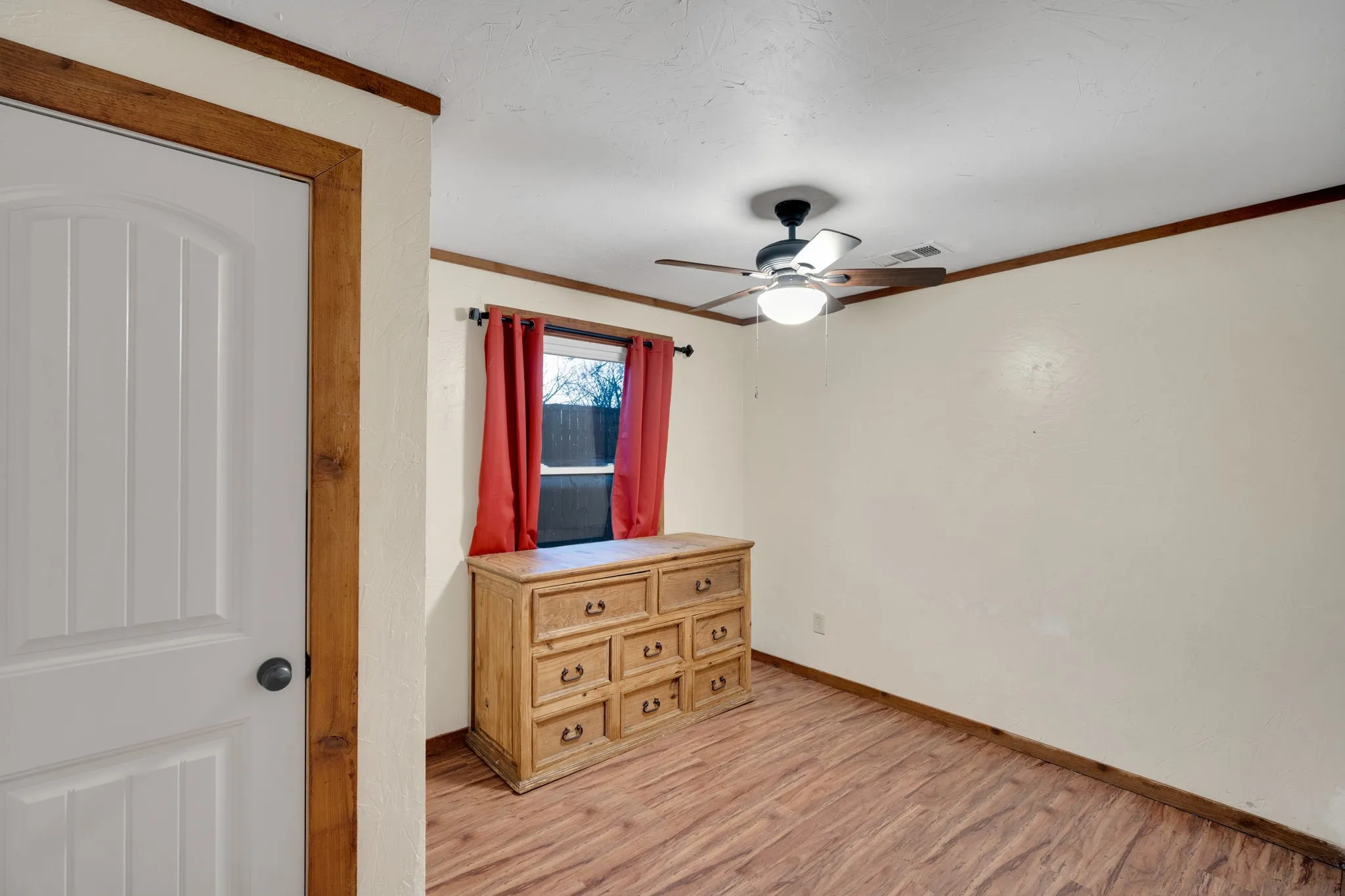 Single Family Residence For Sale in Johnson County , 200 W Davis Avenue, Alvarado, Texas 76009, 4 Bedroom, 2 Bathroom, 2 Garage spaces, 1,657 Sqft, built in 1955, Preowned, mls#21183703, Real Estate Agent in Alvarado, Homes For Sale in Johnson county, Homes For Sale in Alvarado, Realtor in Alvarado Texas, Real Estate Brokerage Independent Realty Texas, Luminita Cordes Realtor