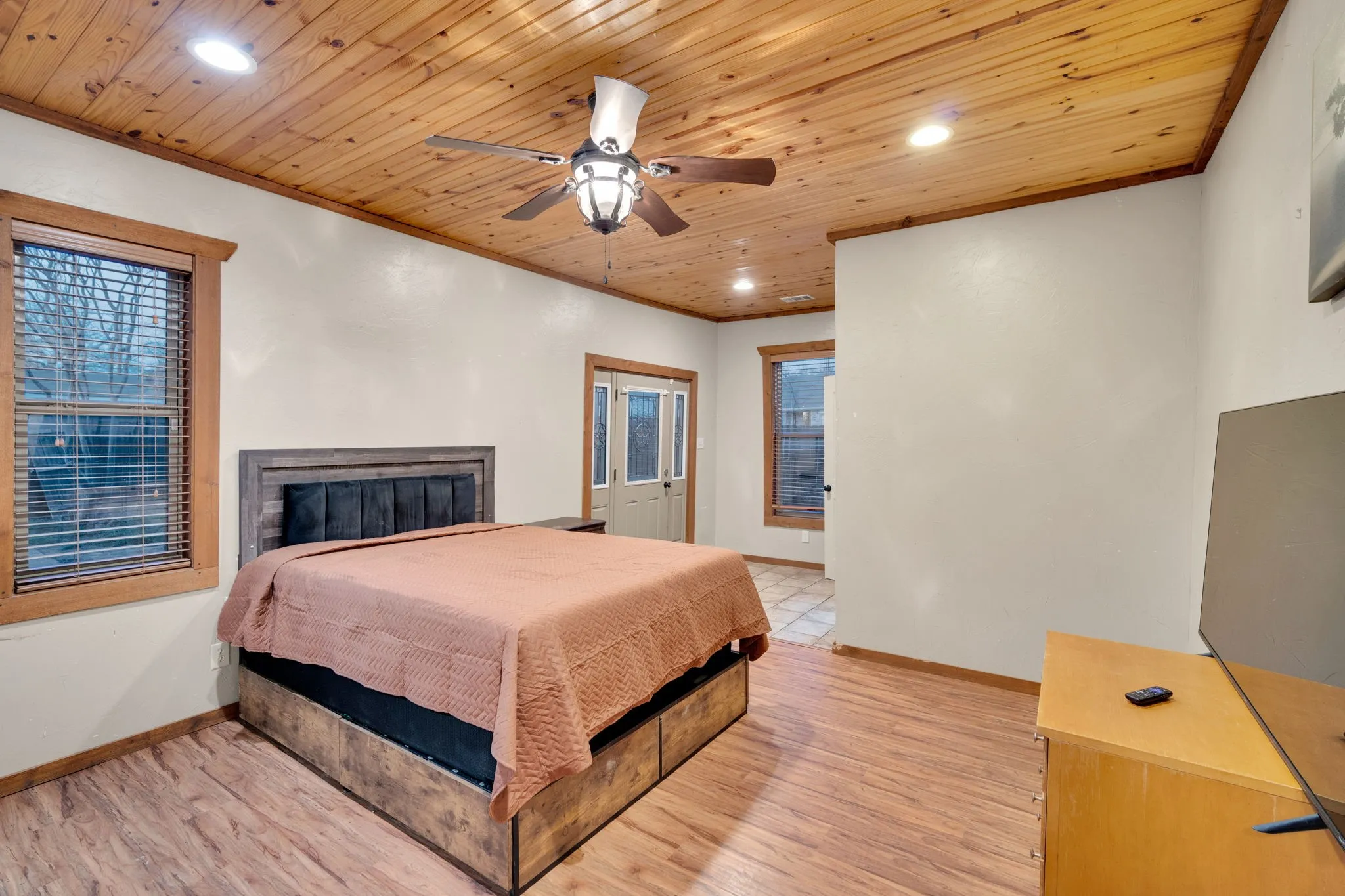 Single Family Residence For Sale in Johnson County , 200 W Davis Avenue, Alvarado, Texas 76009, 4 Bedroom, 2 Bathroom, 2 Garage spaces, 1,657 Sqft, built in 1955, Preowned, mls#21183703, Real Estate Agent in Alvarado, Homes For Sale in Johnson county, Homes For Sale in Alvarado, Realtor in Alvarado Texas, Real Estate Brokerage Independent Realty Texas, Luminita Cordes Realtor