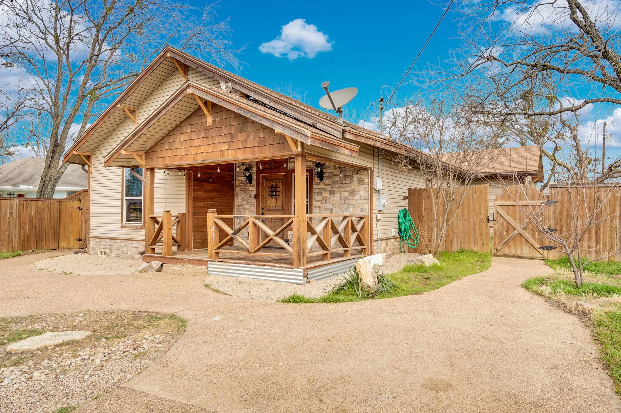 Single Family Residence For Sale in Johnson County , 200 W Davis Avenue, Alvarado, Texas 76009, 4 Bedroom, 2 Bathroom, 2 Garage spaces, 1,657 Sqft, built in 1955, Preowned, mls#21183703, Real Estate Agent in Alvarado, Homes For Sale in Johnson county, Homes For Sale in Alvarado, Realtor in Alvarado Texas, Real Estate Brokerage Independent Realty Texas, Luminita Cordes Realtor
