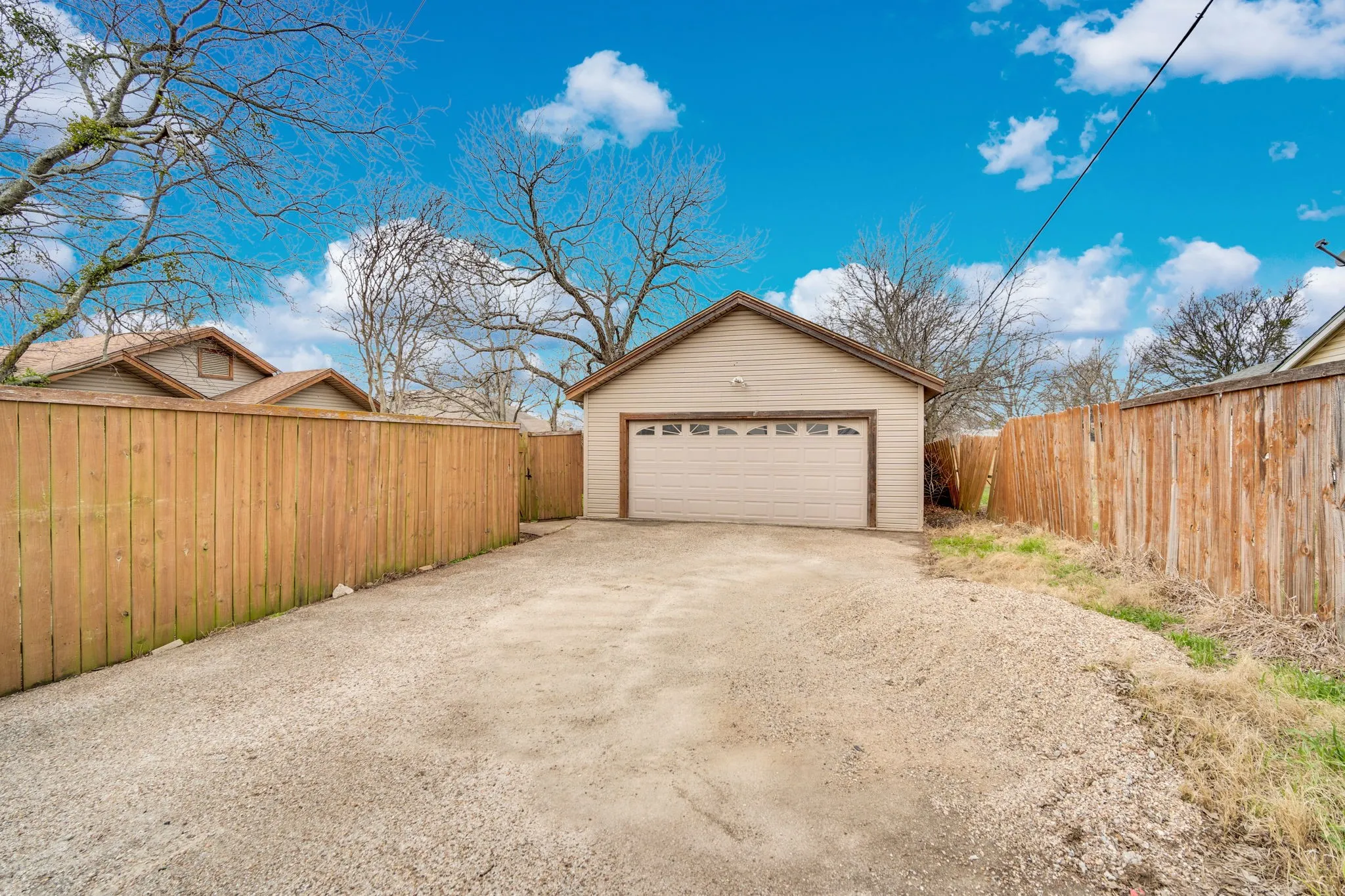 Single Family Residence For Sale in Johnson County , 200 W Davis Avenue, Alvarado, Texas 76009, 4 Bedroom, 2 Bathroom, 2 Garage spaces, 1,657 Sqft, built in 1955, Preowned, mls#21183703, Real Estate Agent in Alvarado, Homes For Sale in Johnson county, Homes For Sale in Alvarado, Realtor in Alvarado Texas, Real Estate Brokerage Independent Realty Texas, Luminita Cordes Realtor