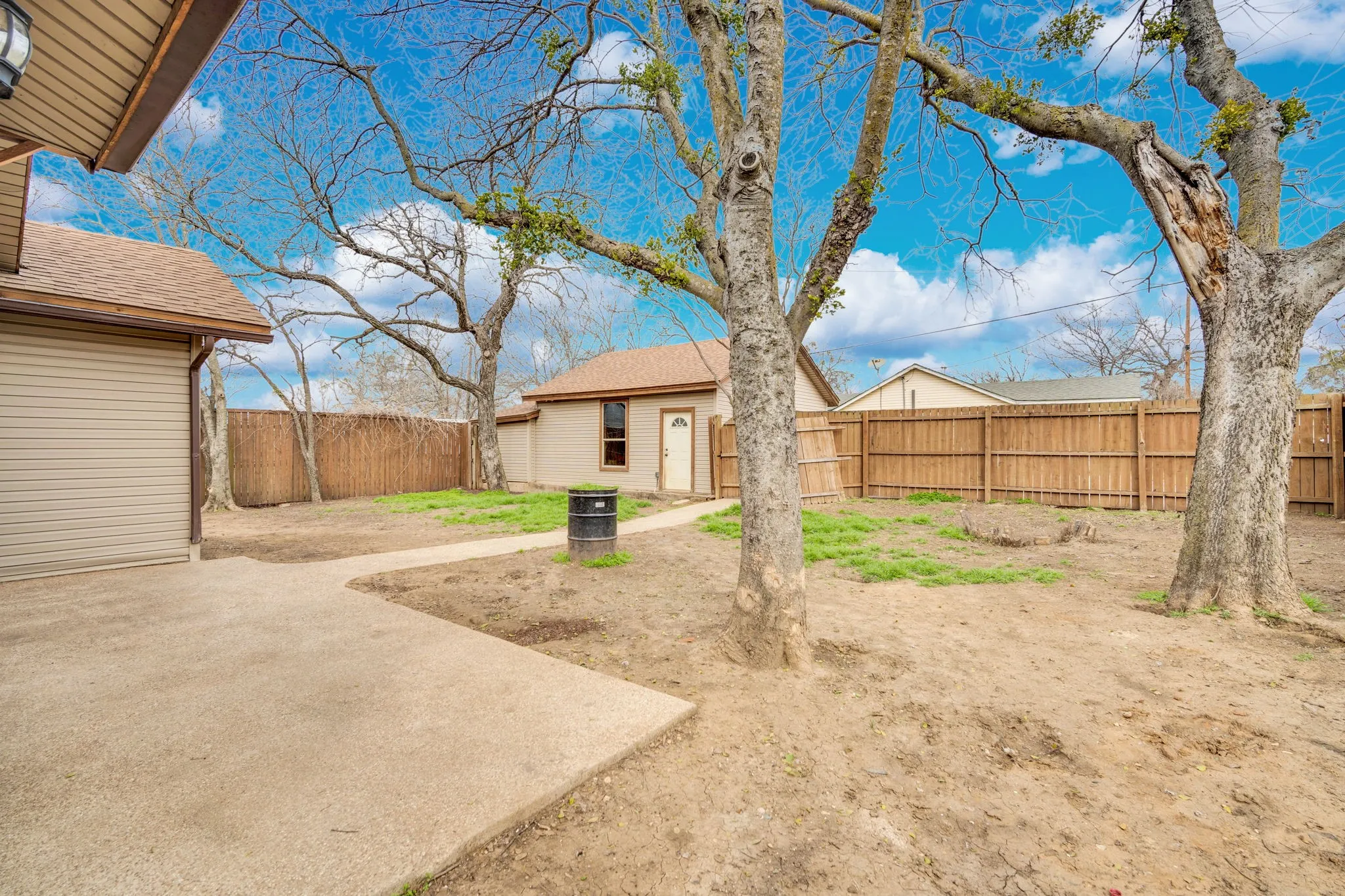 Single Family Residence For Sale in Johnson County , 200 W Davis Avenue, Alvarado, Texas 76009, 4 Bedroom, 2 Bathroom, 2 Garage spaces, 1,657 Sqft, built in 1955, Preowned, mls#21183703, Real Estate Agent in Alvarado, Homes For Sale in Johnson county, Homes For Sale in Alvarado, Realtor in Alvarado Texas, Real Estate Brokerage Independent Realty Texas, Luminita Cordes Realtor