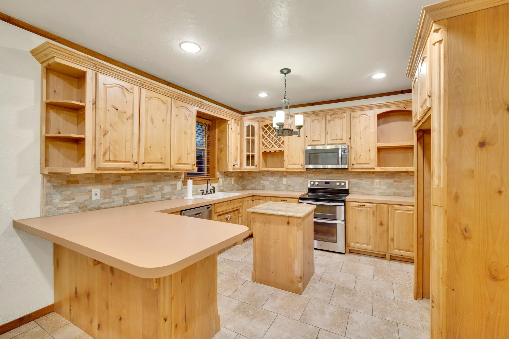 Single Family Residence For Sale in Johnson County , 200 W Davis Avenue, Alvarado, Texas 76009, 4 Bedroom, 2 Bathroom, 2 Garage spaces, 1,657 Sqft, built in 1955, Preowned, mls#21183703, Real Estate Agent in Alvarado, Homes For Sale in Johnson county, Homes For Sale in Alvarado, Realtor in Alvarado Texas, Real Estate Brokerage Independent Realty Texas, Luminita Cordes Realtor